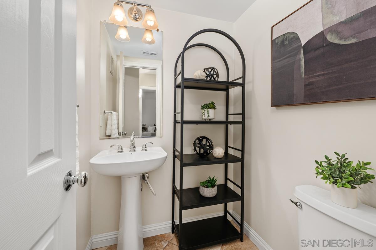 Detail Gallery Image 13 of 34 For 2760  Farragut  #109,  San Diego,  CA 92106 - 3 Beds | 3/1 Baths