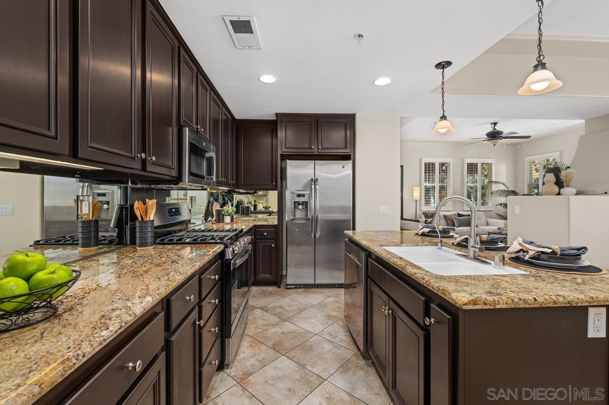 Detail Gallery Image 9 of 34 For 2760  Farragut  #109,  San Diego,  CA 92106 - 3 Beds | 3/1 Baths