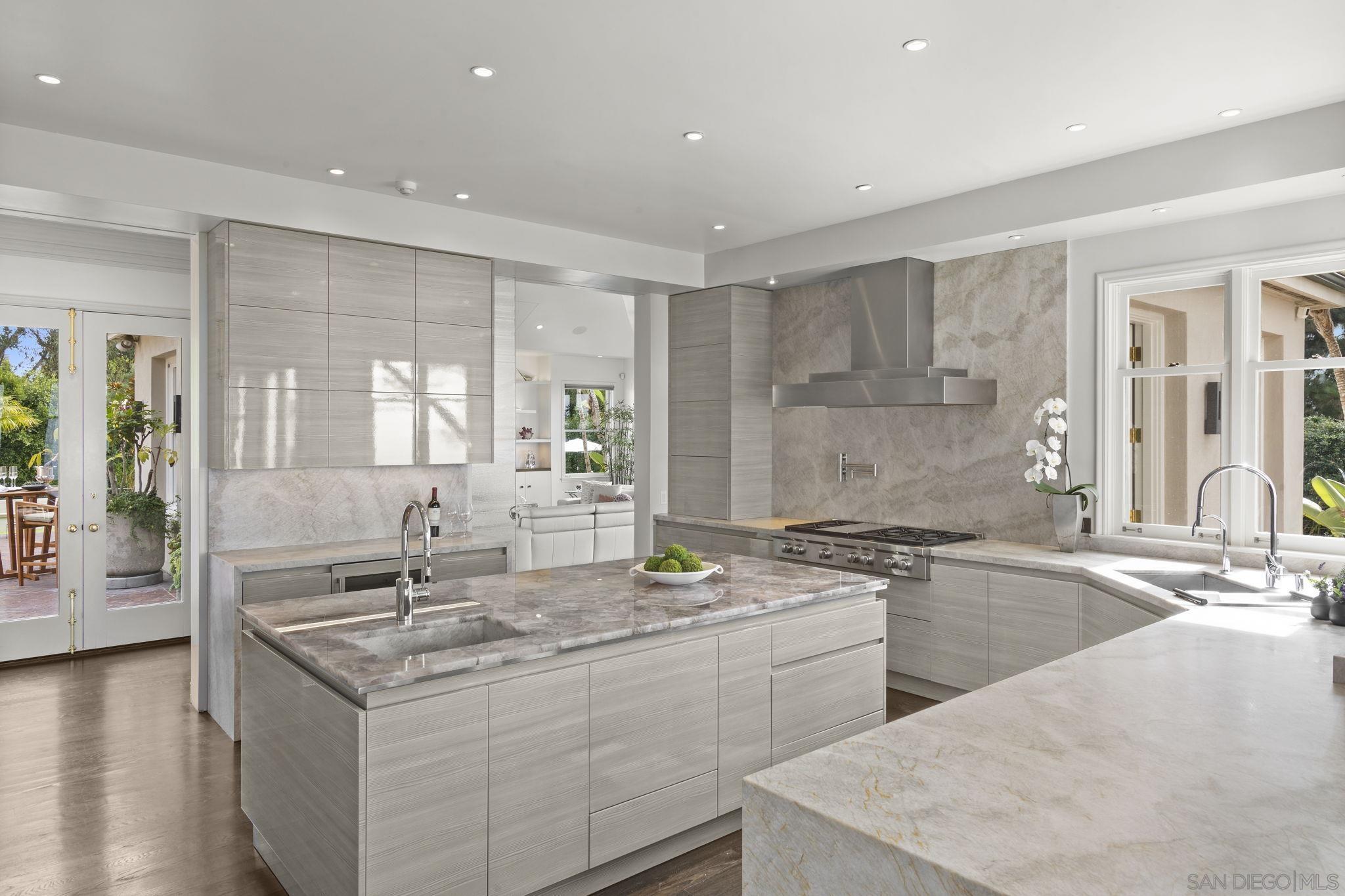 Detail Gallery Image 8 of 26 For 1515  El Camino Del Teatro, La Jolla,  CA 92037 - 7 Beds | 5/2 Baths