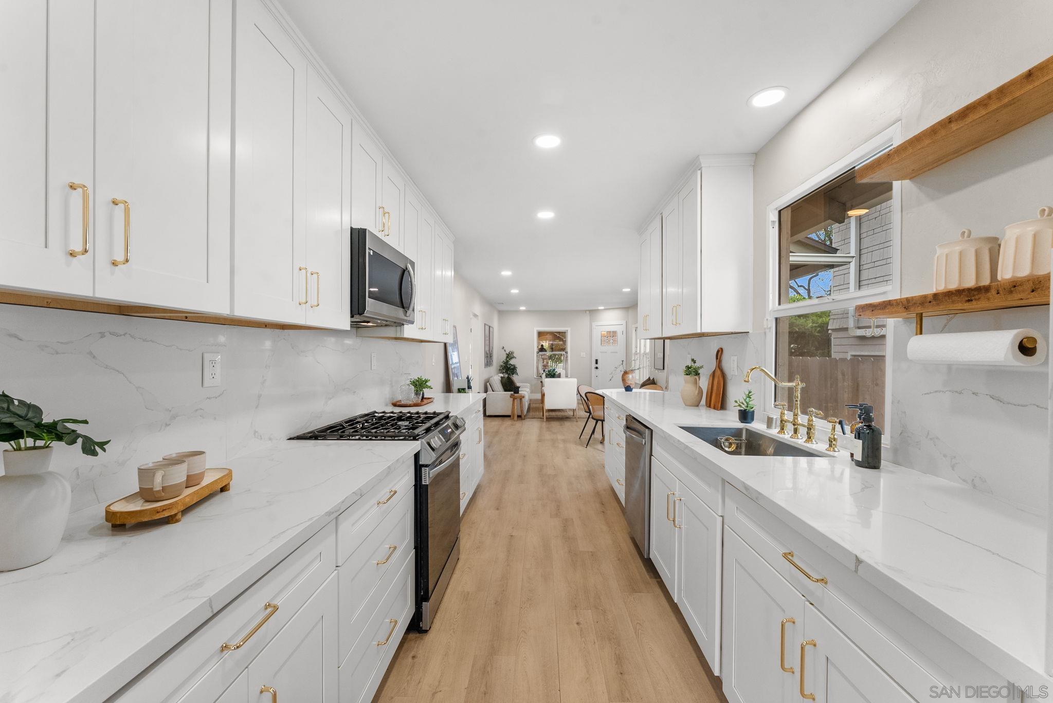 Detail Gallery Image 8 of 25 For 1634  Fern Street, San Diego,  CA 92102 - 2 Beds | 2 Baths