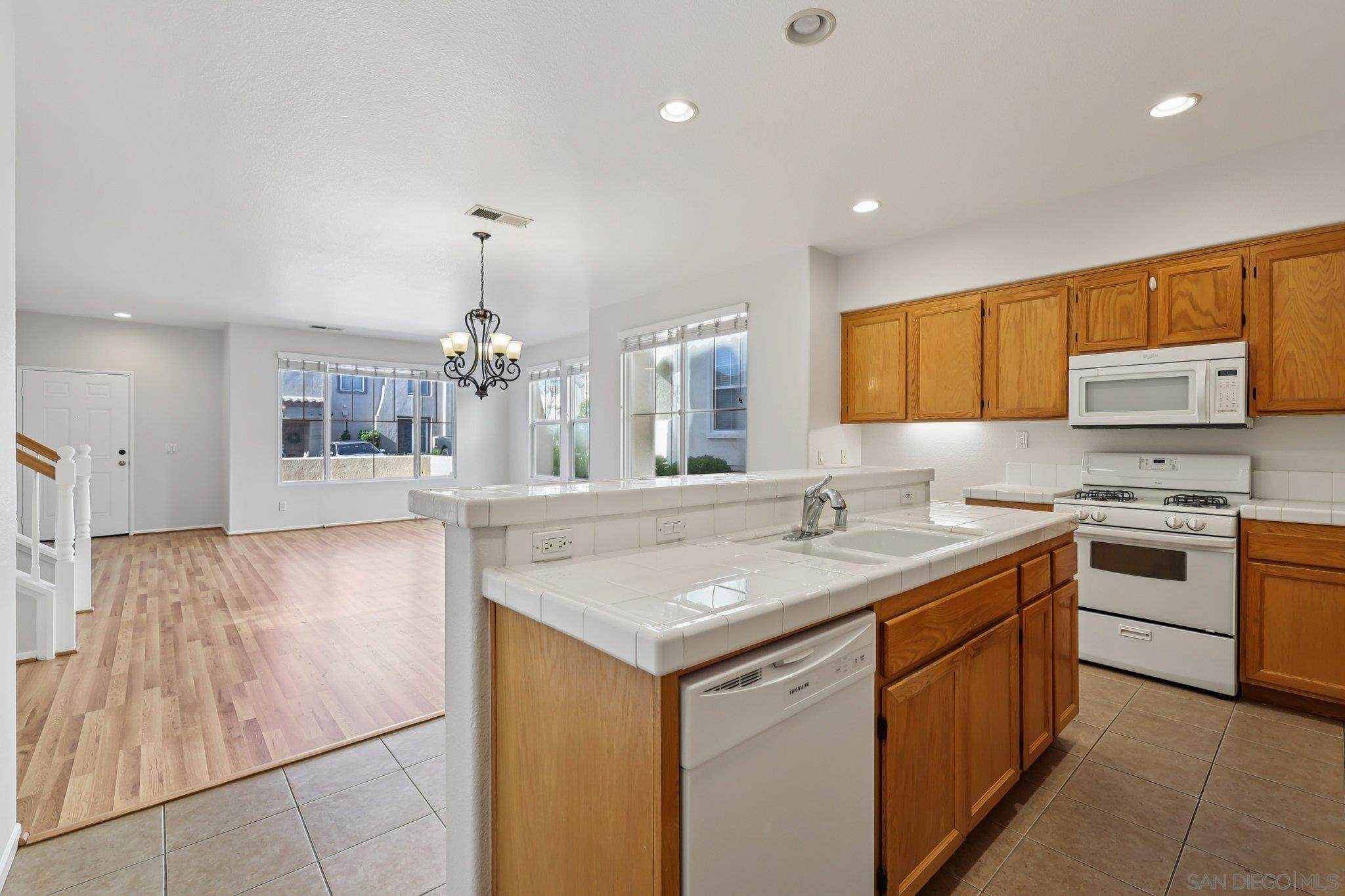 Detail Gallery Image 22 of 45 For 1279  Gorge Run Way  #3,  Chula Vista,  CA 91913 - 3 Beds | 2/1 Baths