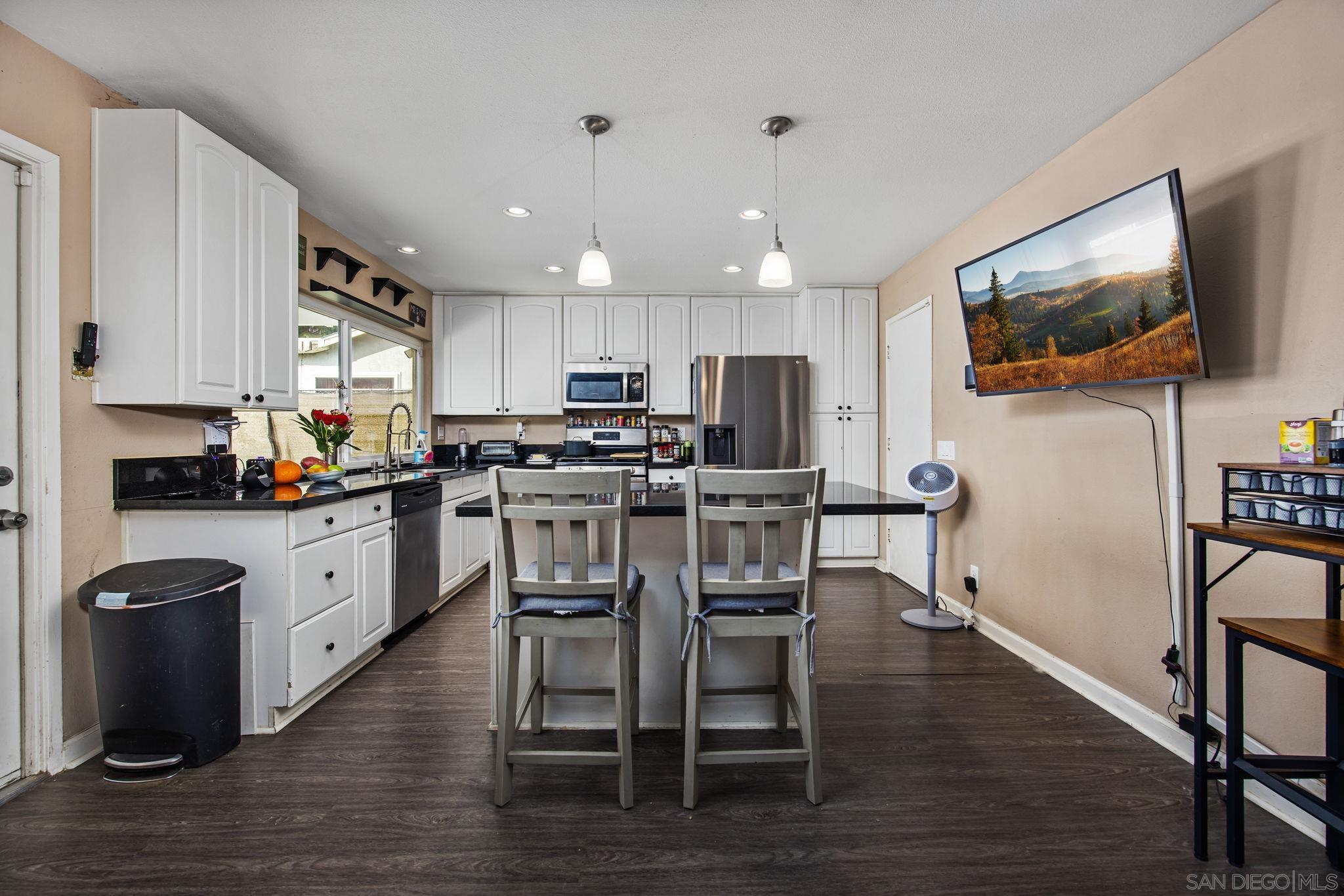 Detail Gallery Image 3 of 14 For 10726  Ironwood Ave, Santee,  CA 92071 - 4 Beds | 2 Baths