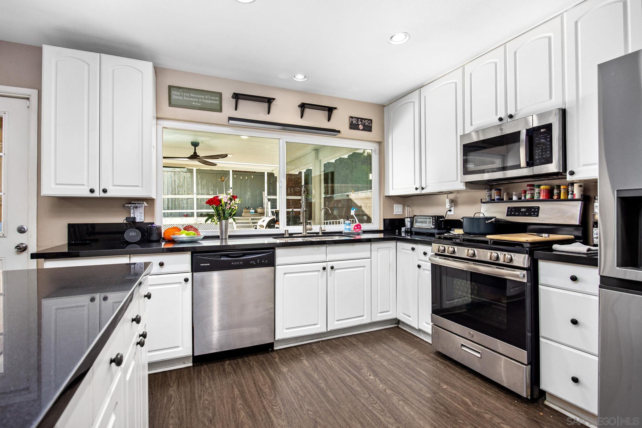 Detail Gallery Image 4 of 14 For 10726  Ironwood Ave, Santee,  CA 92071 - 4 Beds | 2 Baths