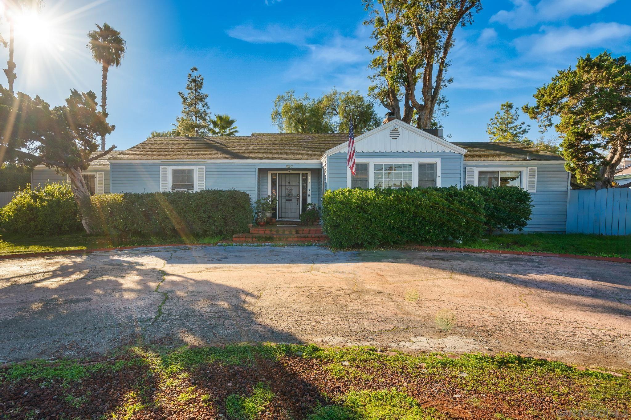 Detail Gallery Image 4 of 42 For 307 E Washington Ave, El Cajon,  CA 92020 - 4 Beds | 3 Baths