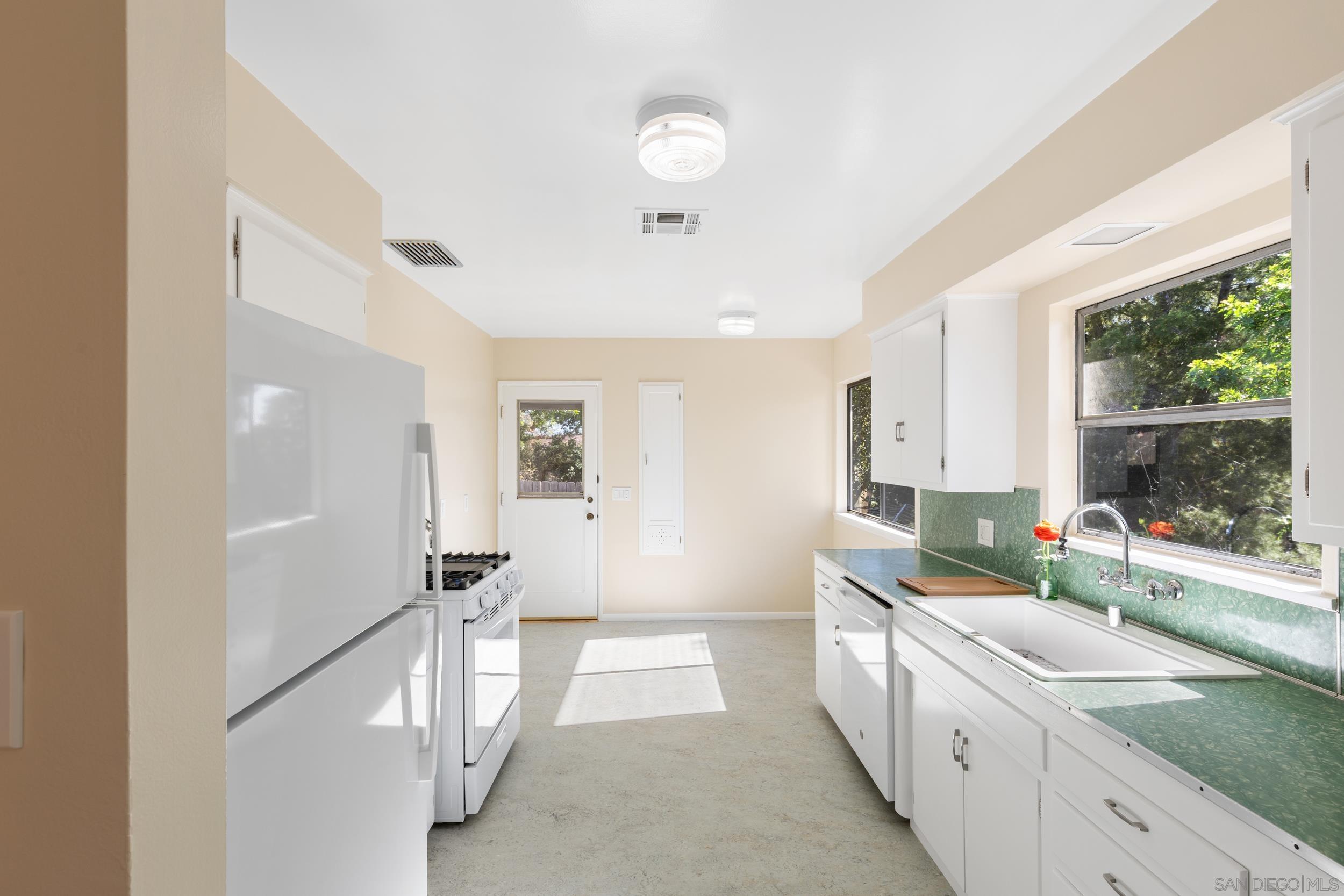 Detail Gallery Image 12 of 50 For 905  Loma Ct, El Cajon,  CA 92020 - 2 Beds | 1 Baths