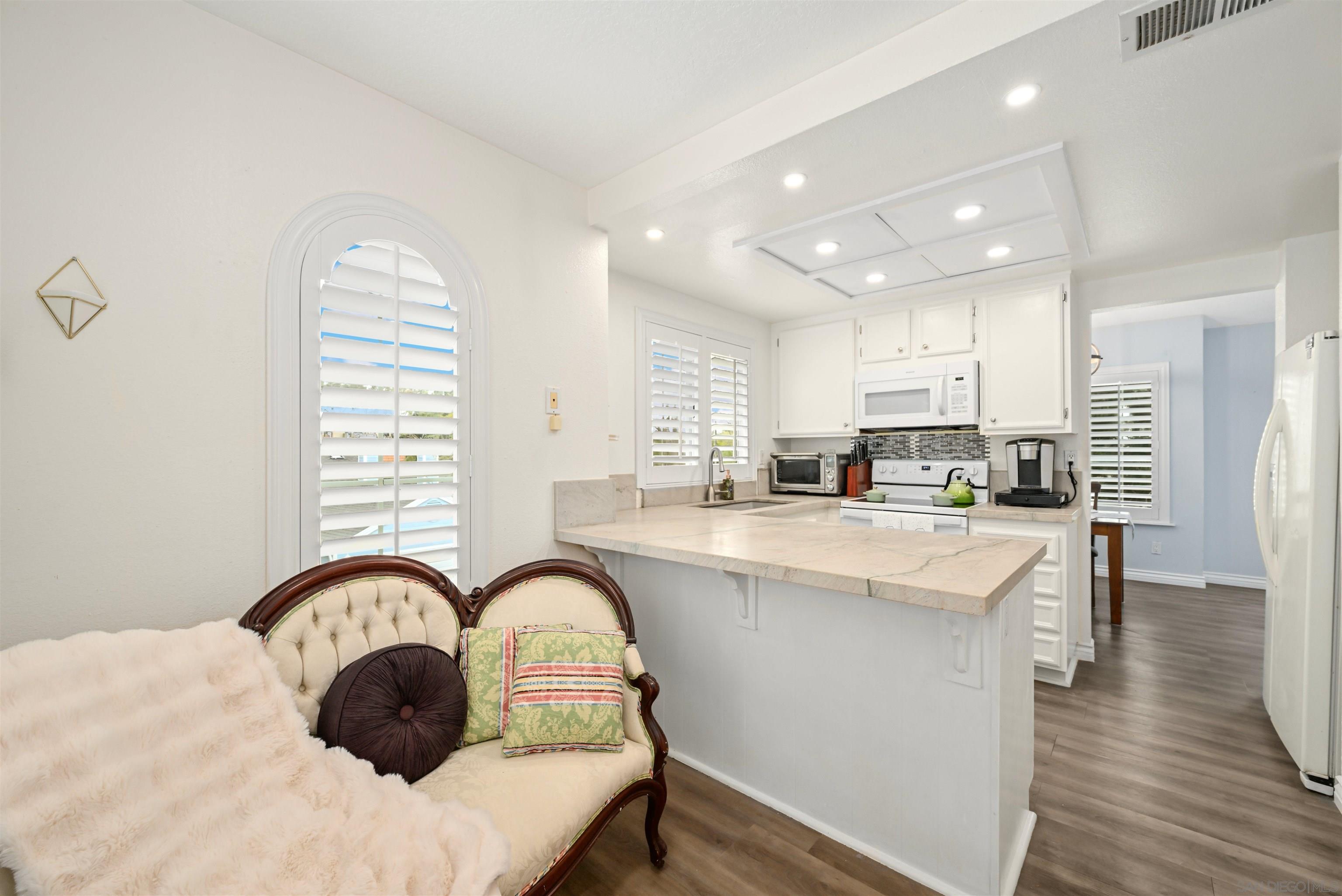 Detail Gallery Image 5 of 25 For 2835  Valley Vista Way, Oceanside,  CA 92054 - 2 Beds | 2/1 Baths