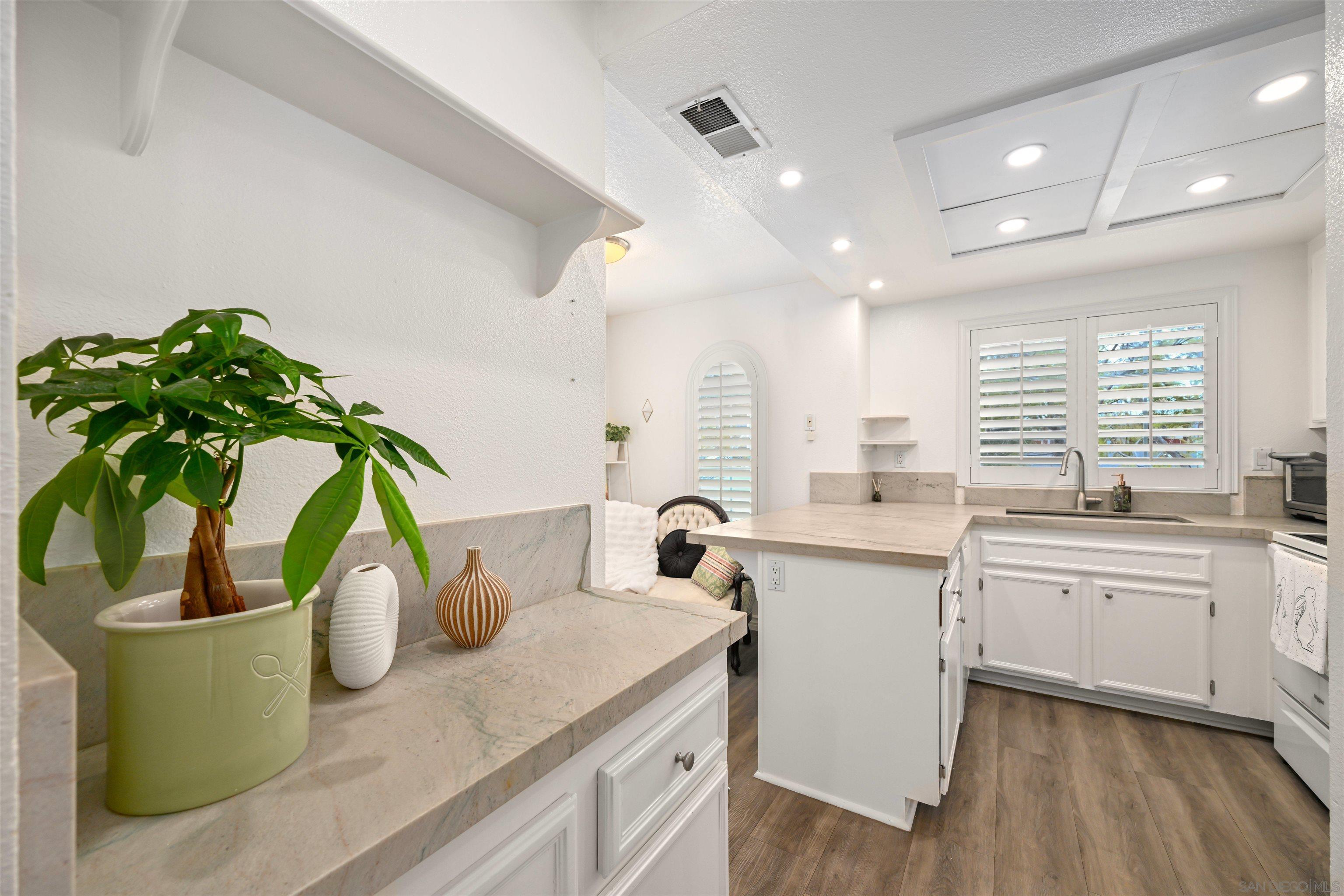 Detail Gallery Image 8 of 25 For 2835  Valley Vista Way, Oceanside,  CA 92054 - 2 Beds | 2/1 Baths