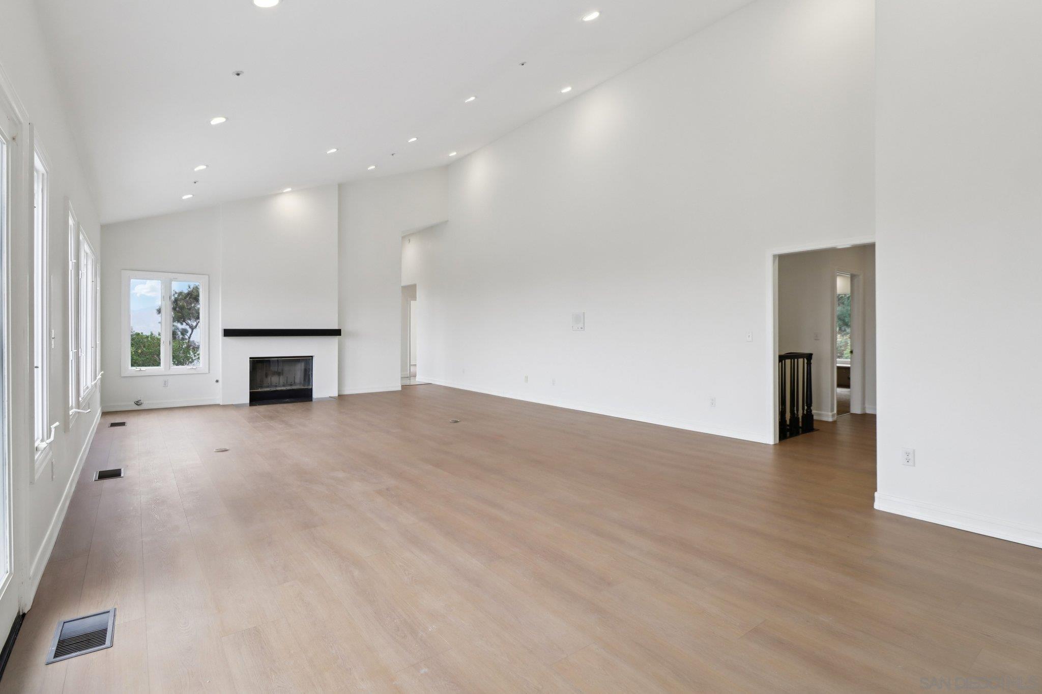 Detail Gallery Image 12 of 57 For 1240  Vista Sierra Drive, El Cajon,  CA 92019 - 5 Beds | 4 Baths