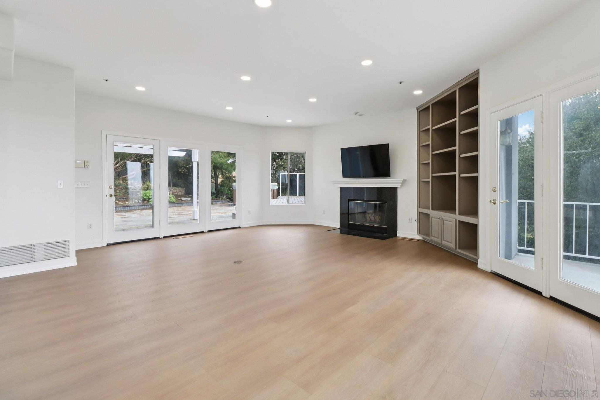 Detail Gallery Image 14 of 57 For 1240  Vista Sierra Drive, El Cajon,  CA 92019 - 5 Beds | 4 Baths