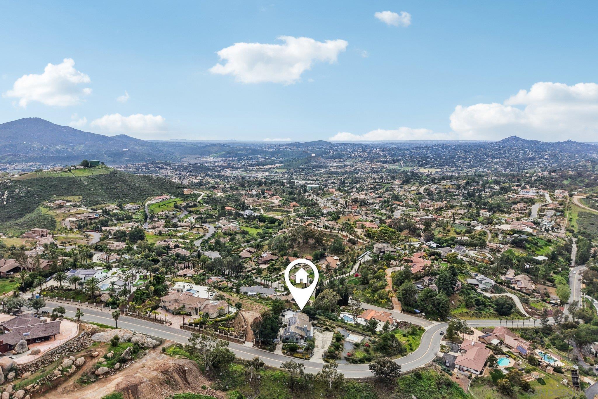 Detail Gallery Image 4 of 57 For 1240  Vista Sierra Drive, El Cajon,  CA 92019 - 5 Beds | 4 Baths