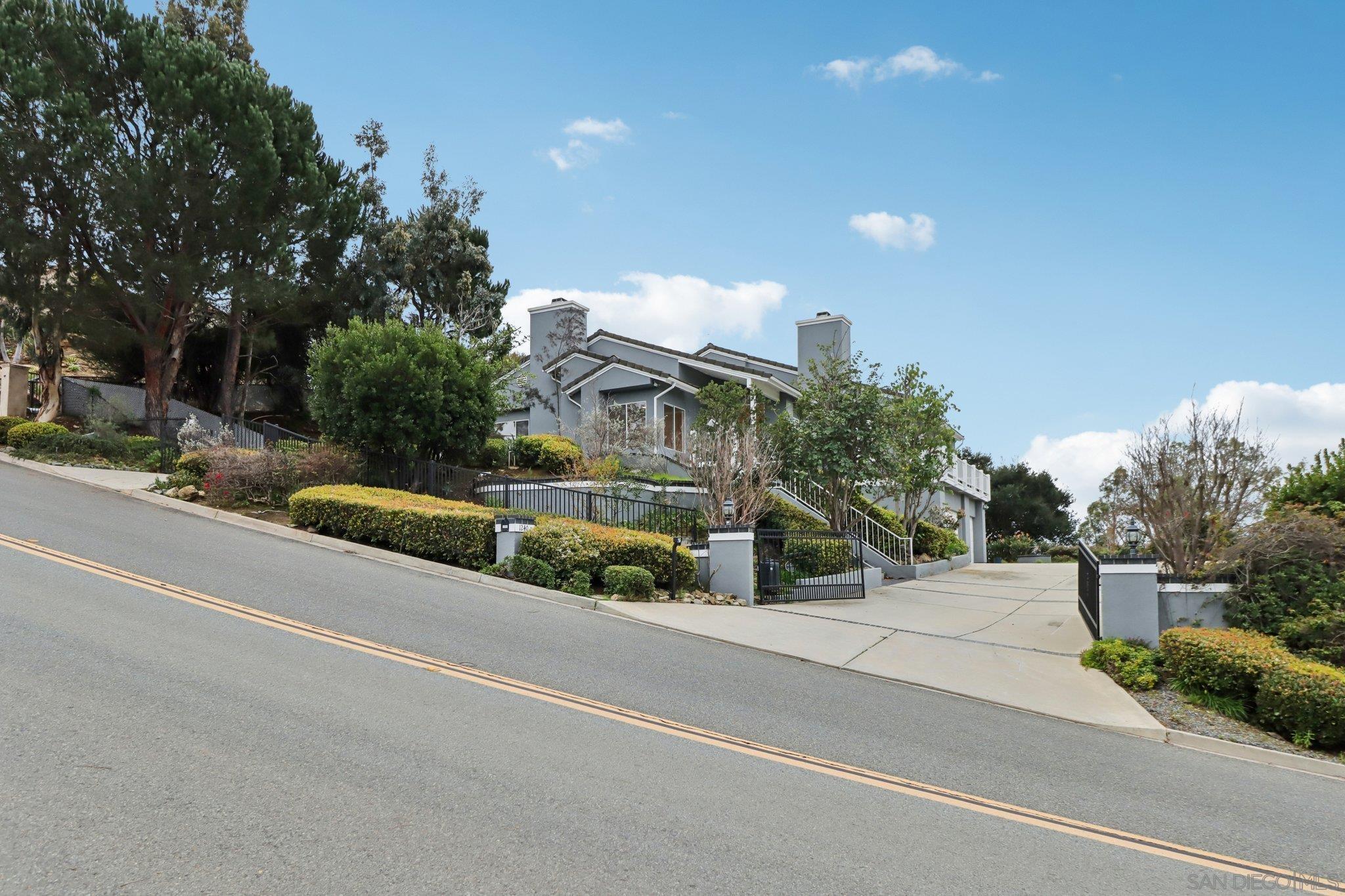 Detail Gallery Image 6 of 57 For 1240  Vista Sierra Drive, El Cajon,  CA 92019 - 5 Beds | 4 Baths