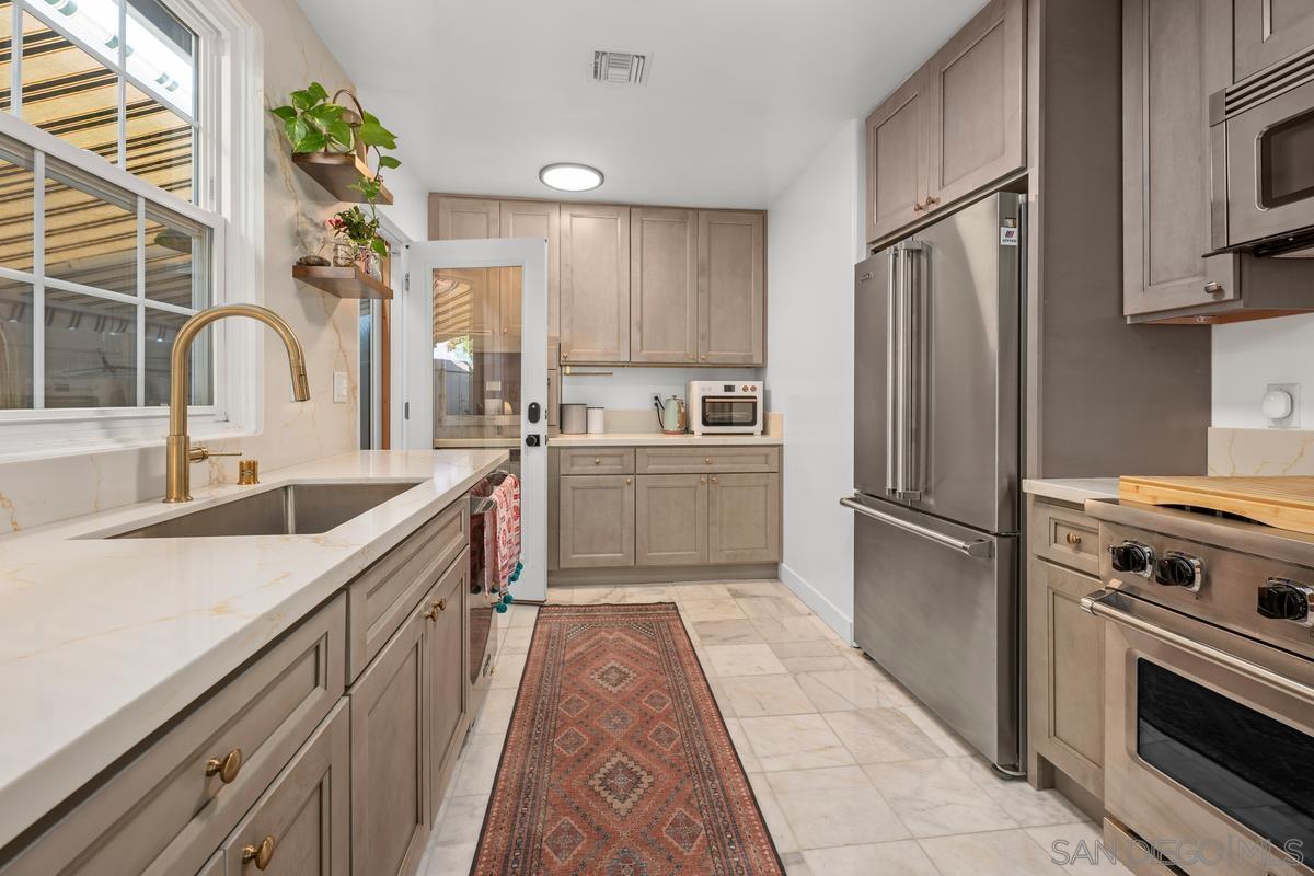 Detail Gallery Image 2 of 32 For 800  3rd St, Coronado,  CA 92118 - 2 Beds | 1 Baths