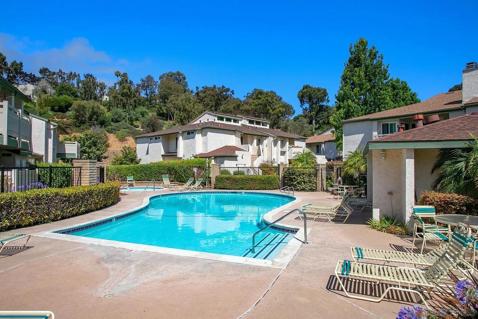 Detail Gallery Image 5 of 43 For 8795  Gilman Dr  C, La Jolla,  CA 92037 - 2 Beds | 1 Baths