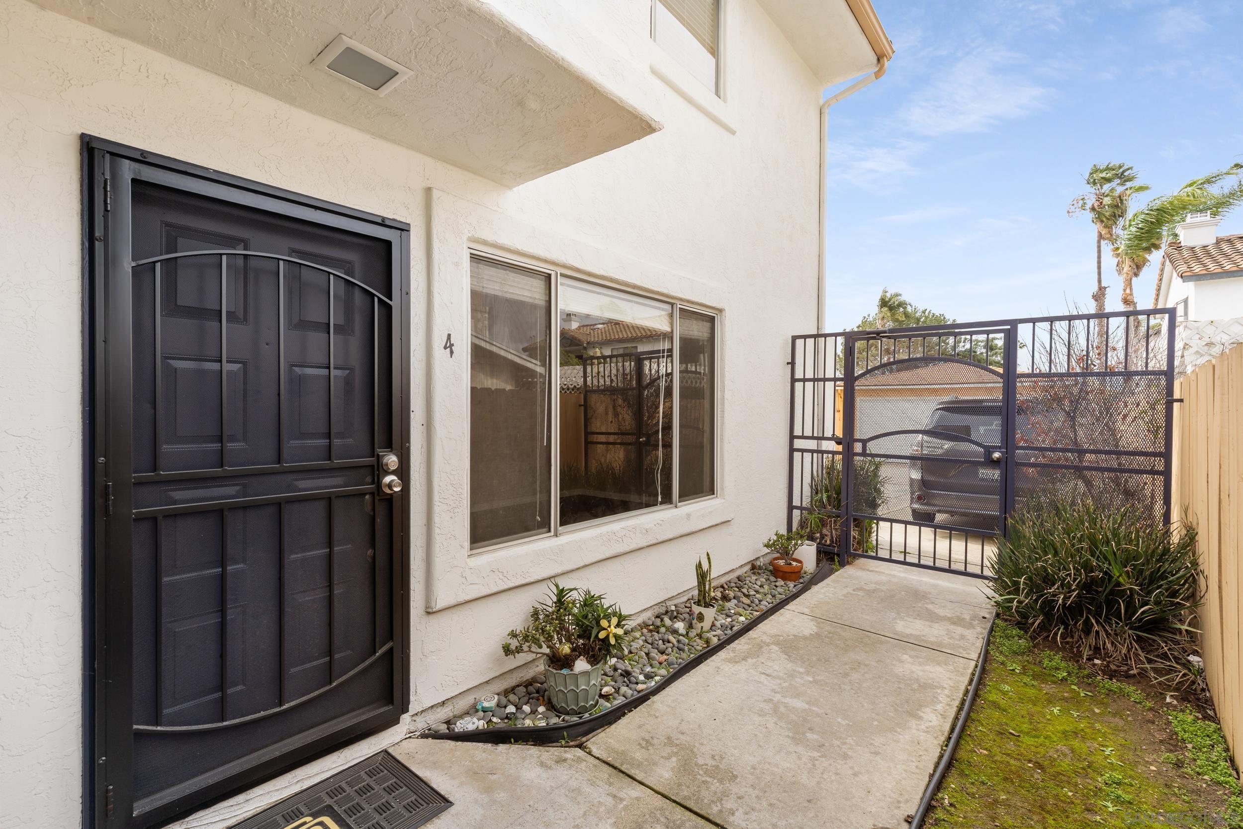 Detail Gallery Image 2 of 27 For 4532  Dawson Ave  #4,  San Diego,  CA 92115 - 3 Beds | 2/1 Baths