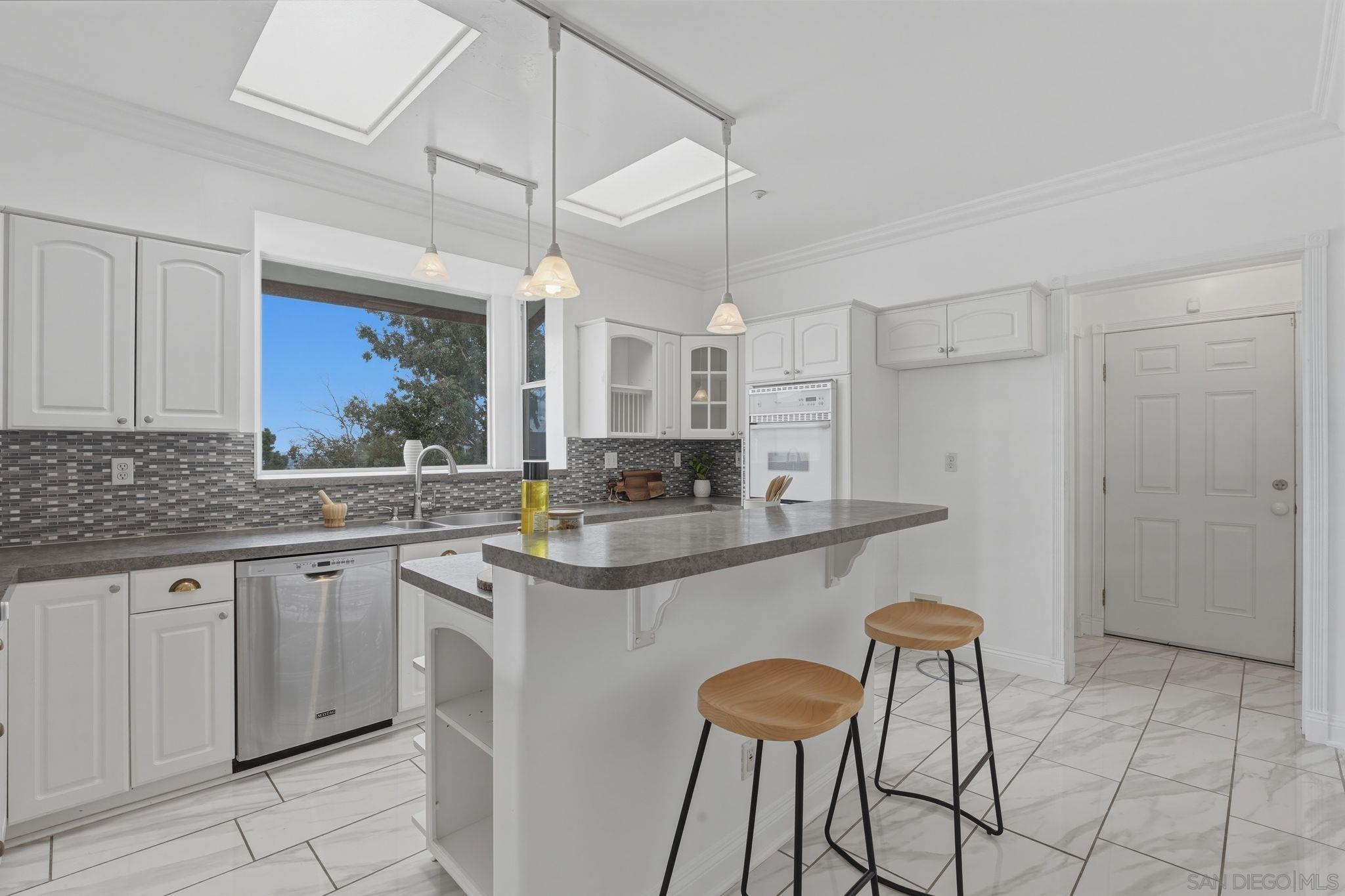 Detail Gallery Image 12 of 59 For 1650  Cuyamaca Ave, Spring Valley,  CA 91977 - 4 Beds | 4/1 Baths