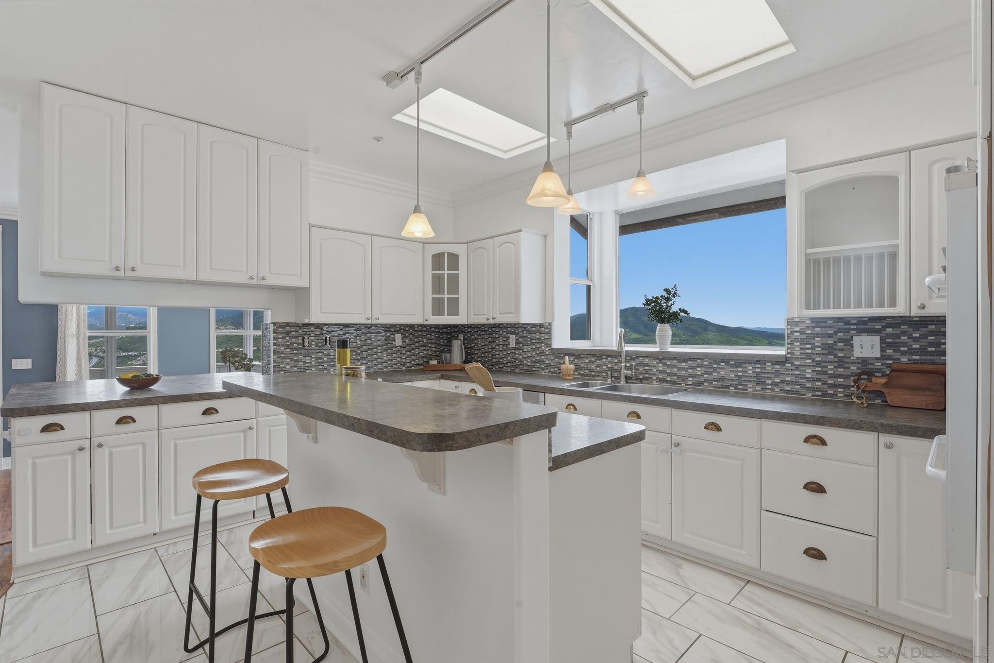 Detail Gallery Image 5 of 59 For 1650  Cuyamaca Ave, Spring Valley,  CA 91977 - 4 Beds | 4/1 Baths