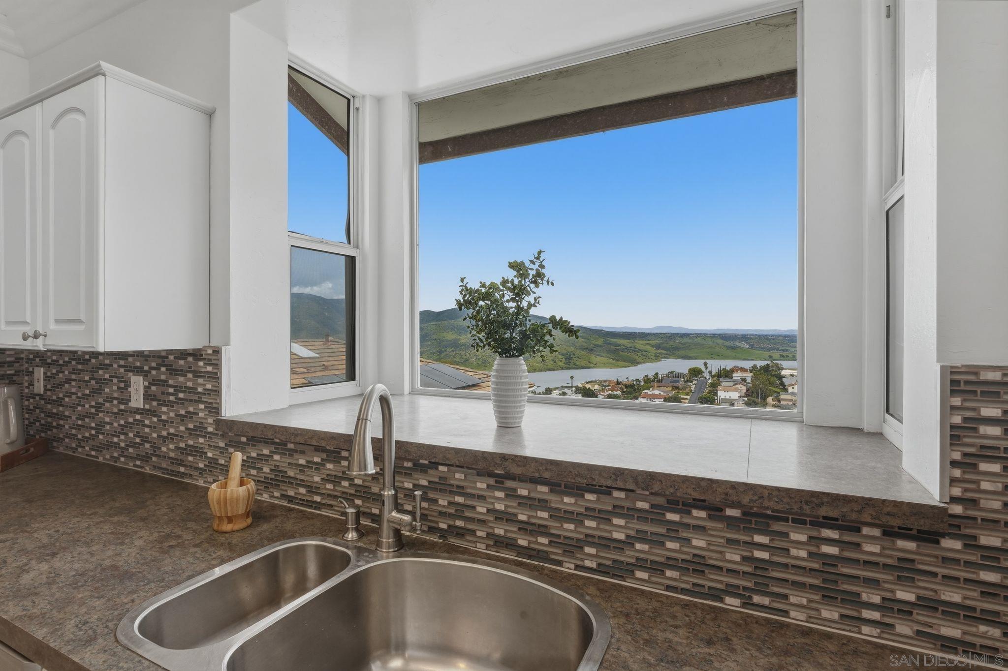 Detail Gallery Image 6 of 59 For 1650  Cuyamaca Ave, Spring Valley,  CA 91977 - 4 Beds | 4/1 Baths