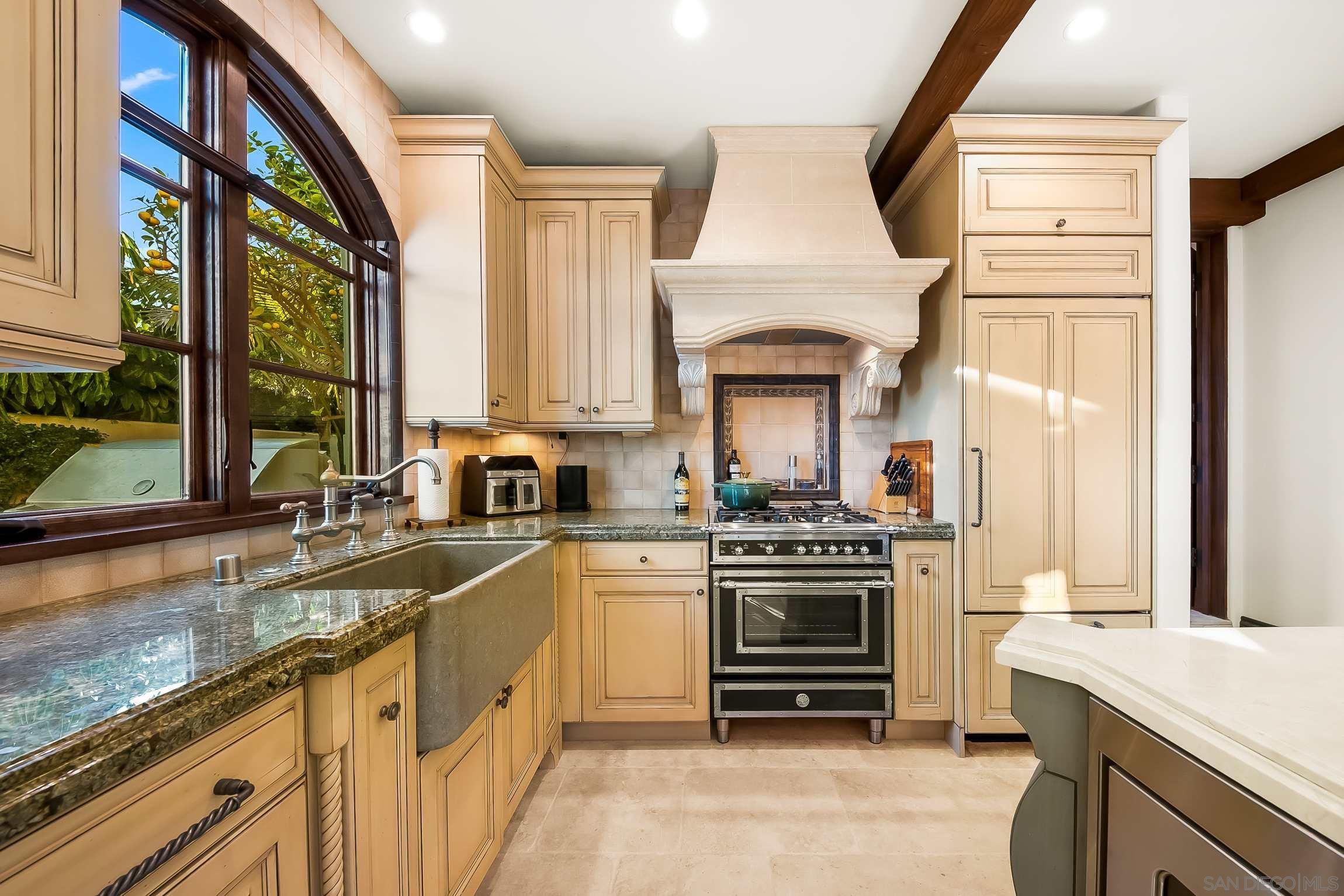 Detail Gallery Image 12 of 75 For 730  Stratford Ct, Del Mar,  CA 92014 - 4 Beds | 3/1 Baths