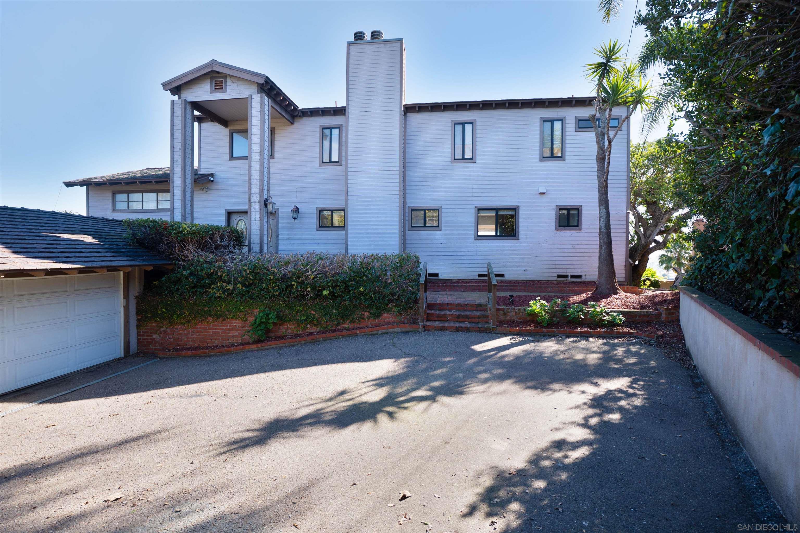 Detail Gallery Image 2 of 32 For 1341  Plum St, San Diego,  CA 92106 - 5 Beds | 3/1 Baths