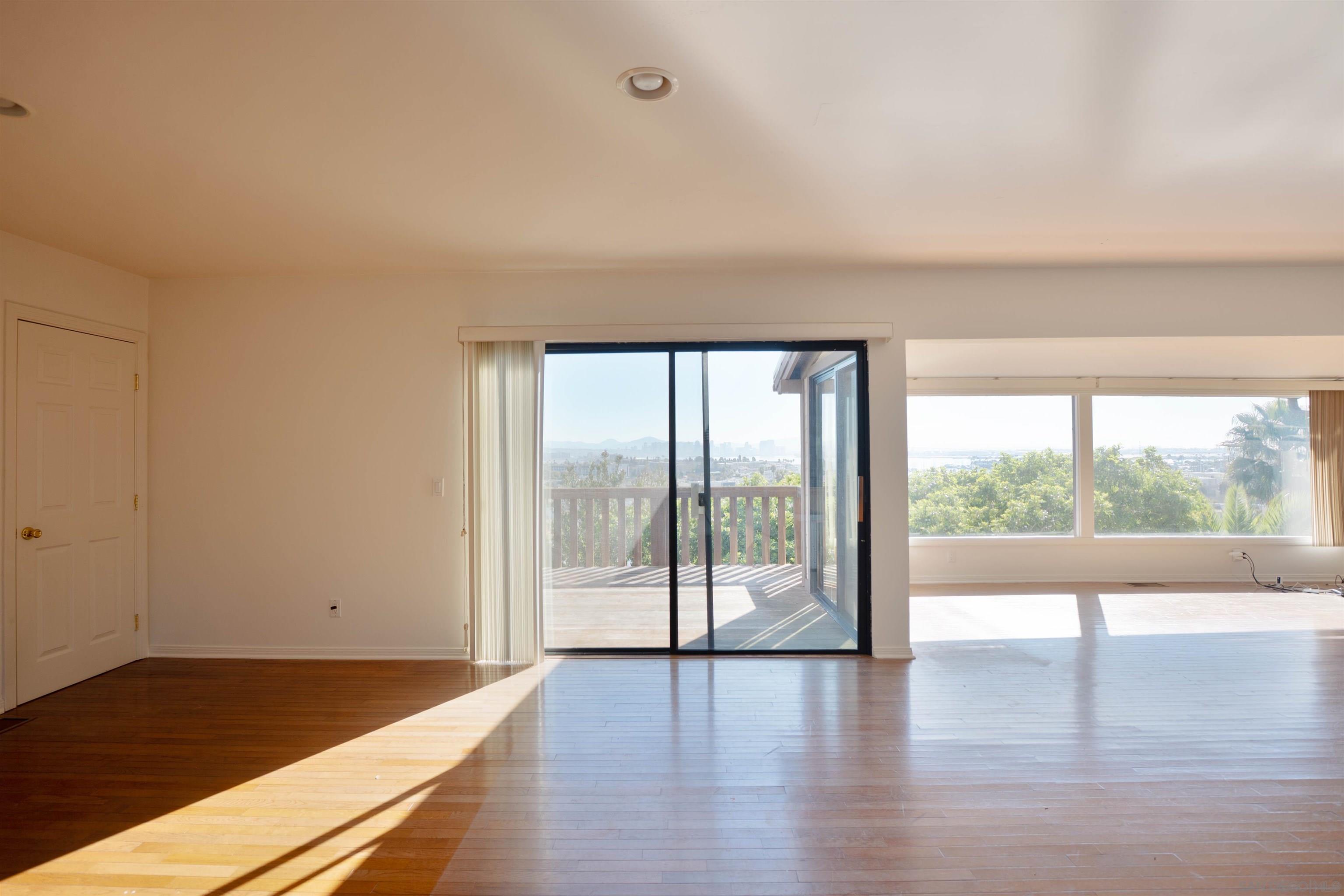 Detail Gallery Image 11 of 32 For 1341  Plum St, San Diego,  CA 92106 - 5 Beds | 3/1 Baths