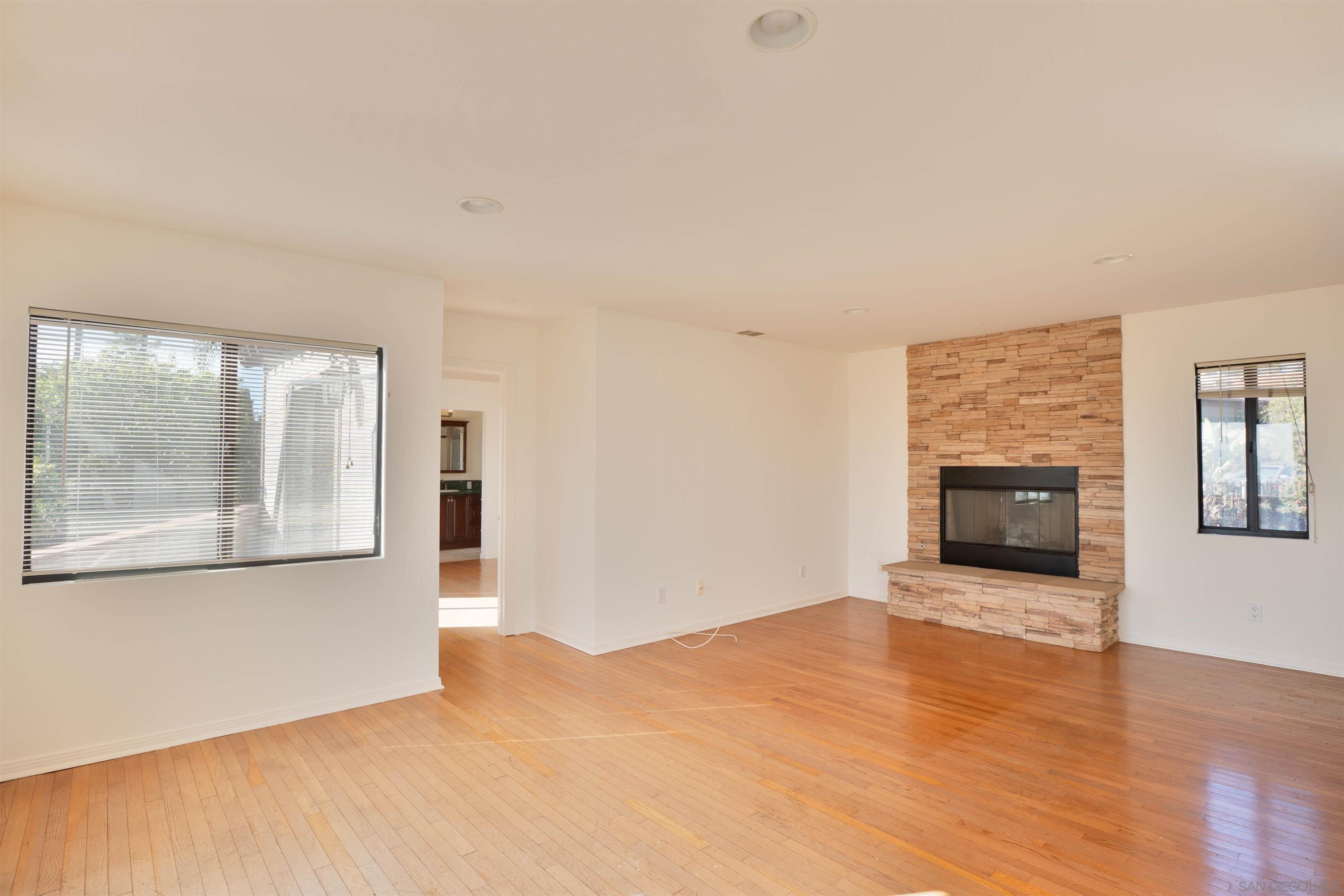 Detail Gallery Image 14 of 32 For 1341  Plum St, San Diego,  CA 92106 - 5 Beds | 3/1 Baths