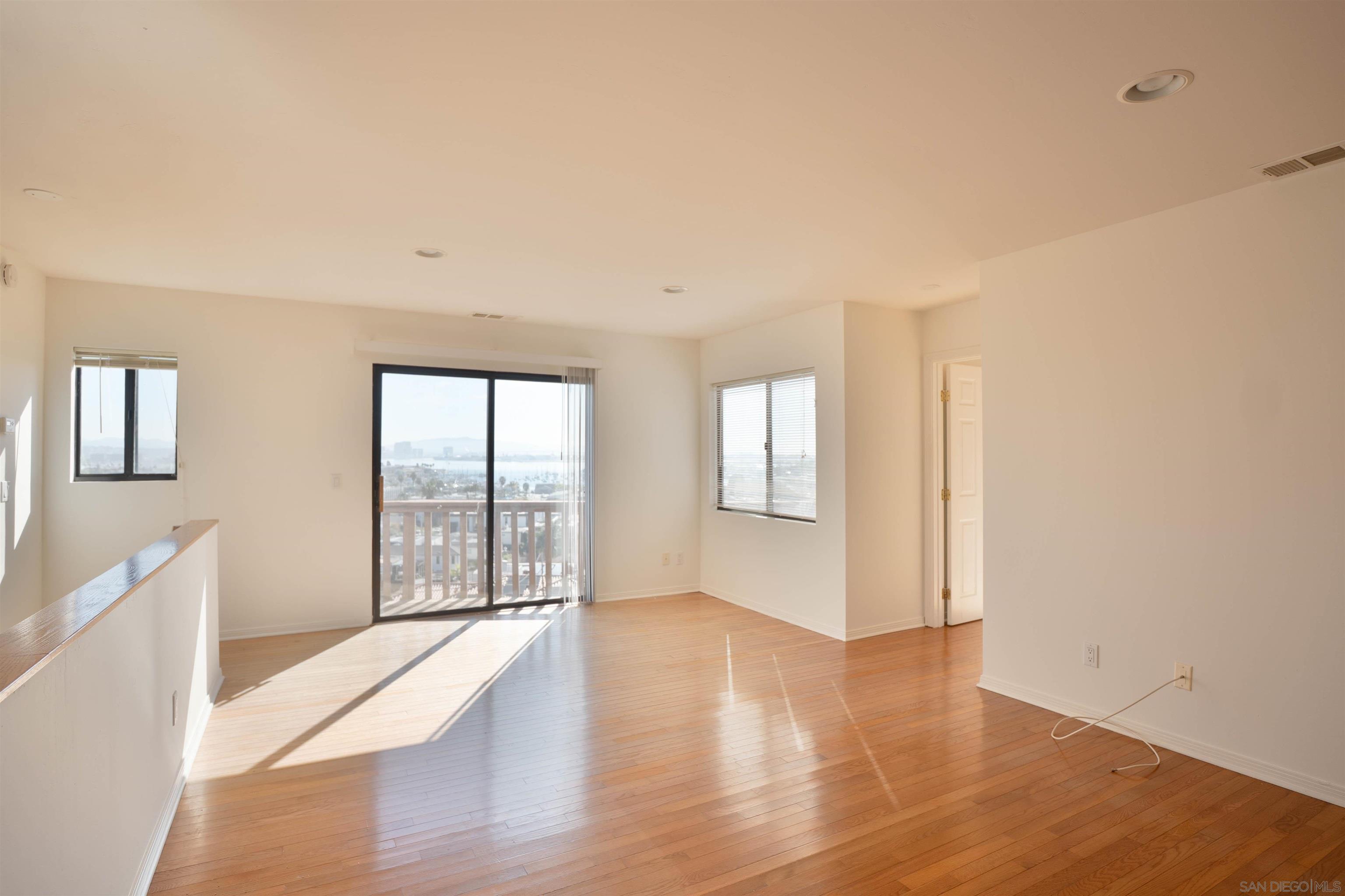 Detail Gallery Image 15 of 32 For 1341  Plum St, San Diego,  CA 92106 - 5 Beds | 3/1 Baths