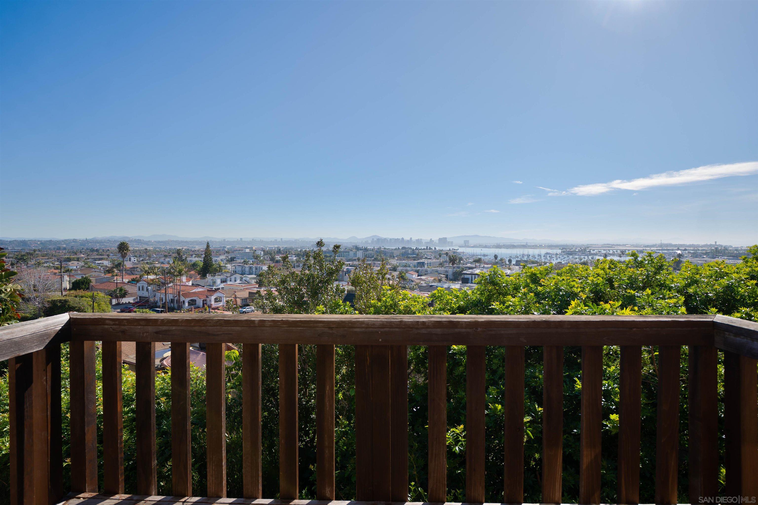 Detail Gallery Image 4 of 32 For 1341  Plum St, San Diego,  CA 92106 - 5 Beds | 3/1 Baths