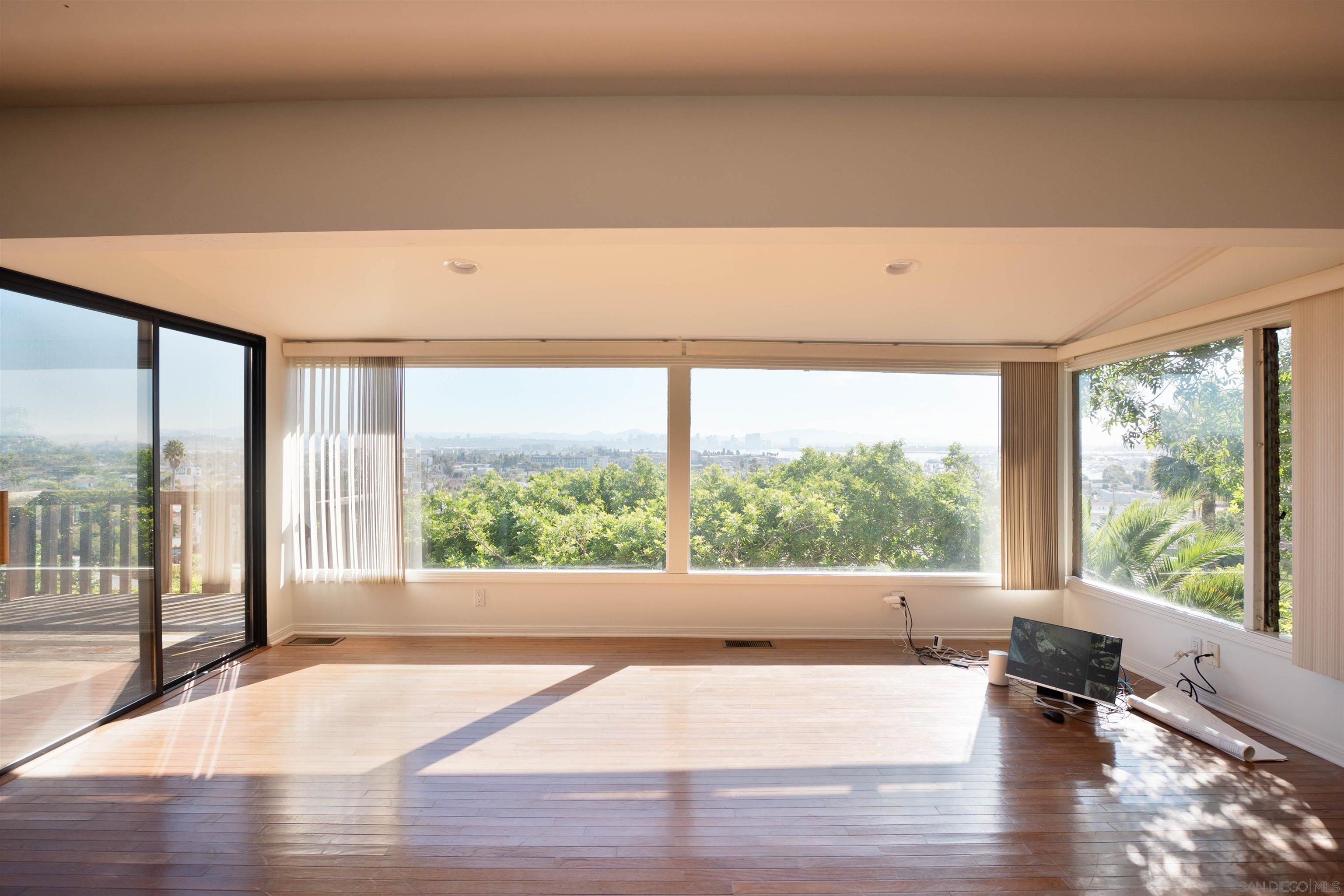 Detail Gallery Image 10 of 32 For 1341  Plum St, San Diego,  CA 92106 - 5 Beds | 3/1 Baths