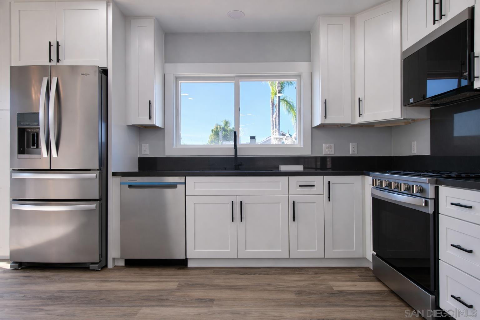 Detail Gallery Image 3 of 20 For 3006  Yonge St, San Diego,  CA 92106 - 3 Beds | 2 Baths