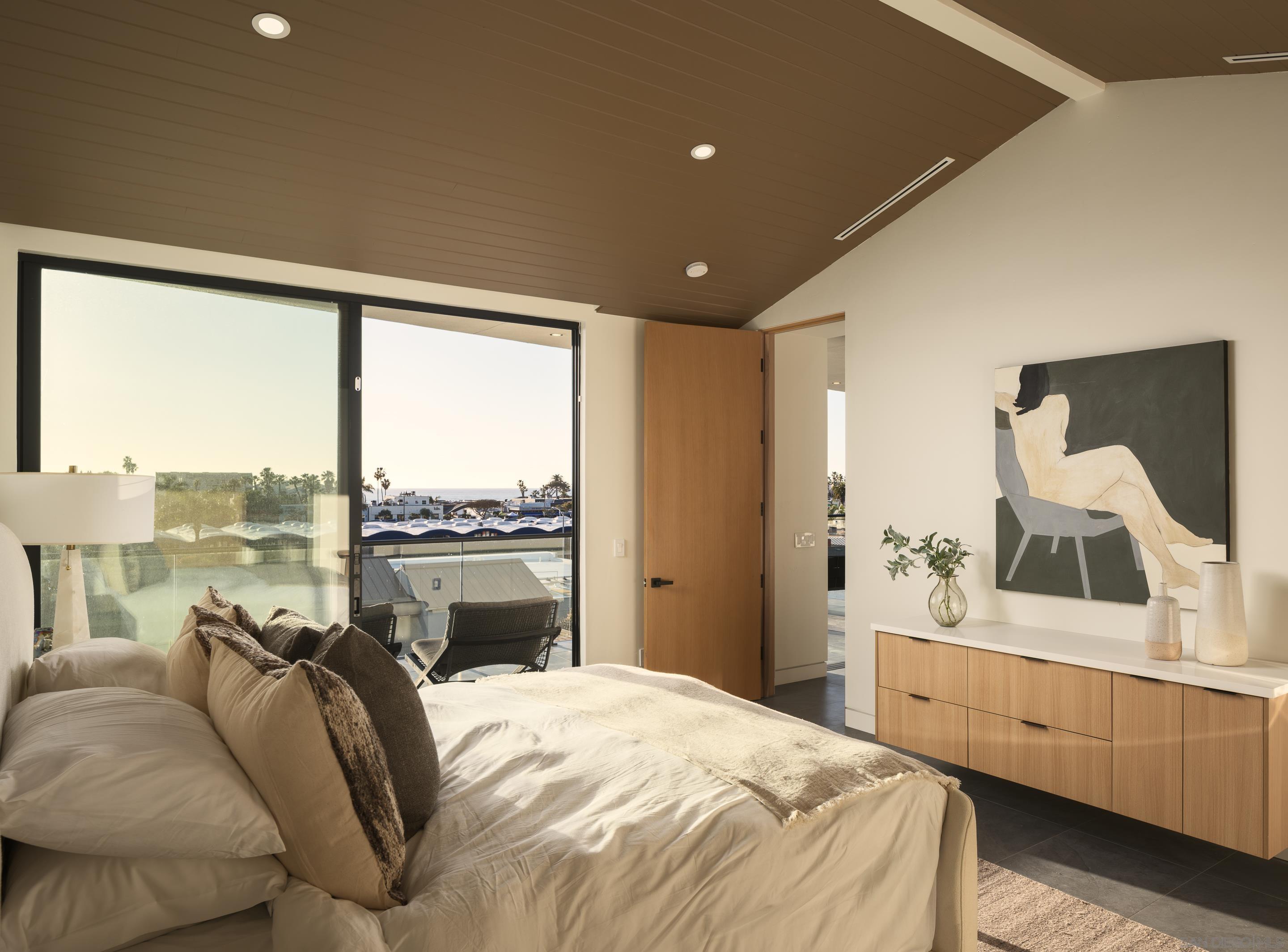 Detail Gallery Image 17 of 43 For 147 S Rios Ave, Solana Beach,  CA 92075 - 6 Beds | 6/2 Baths