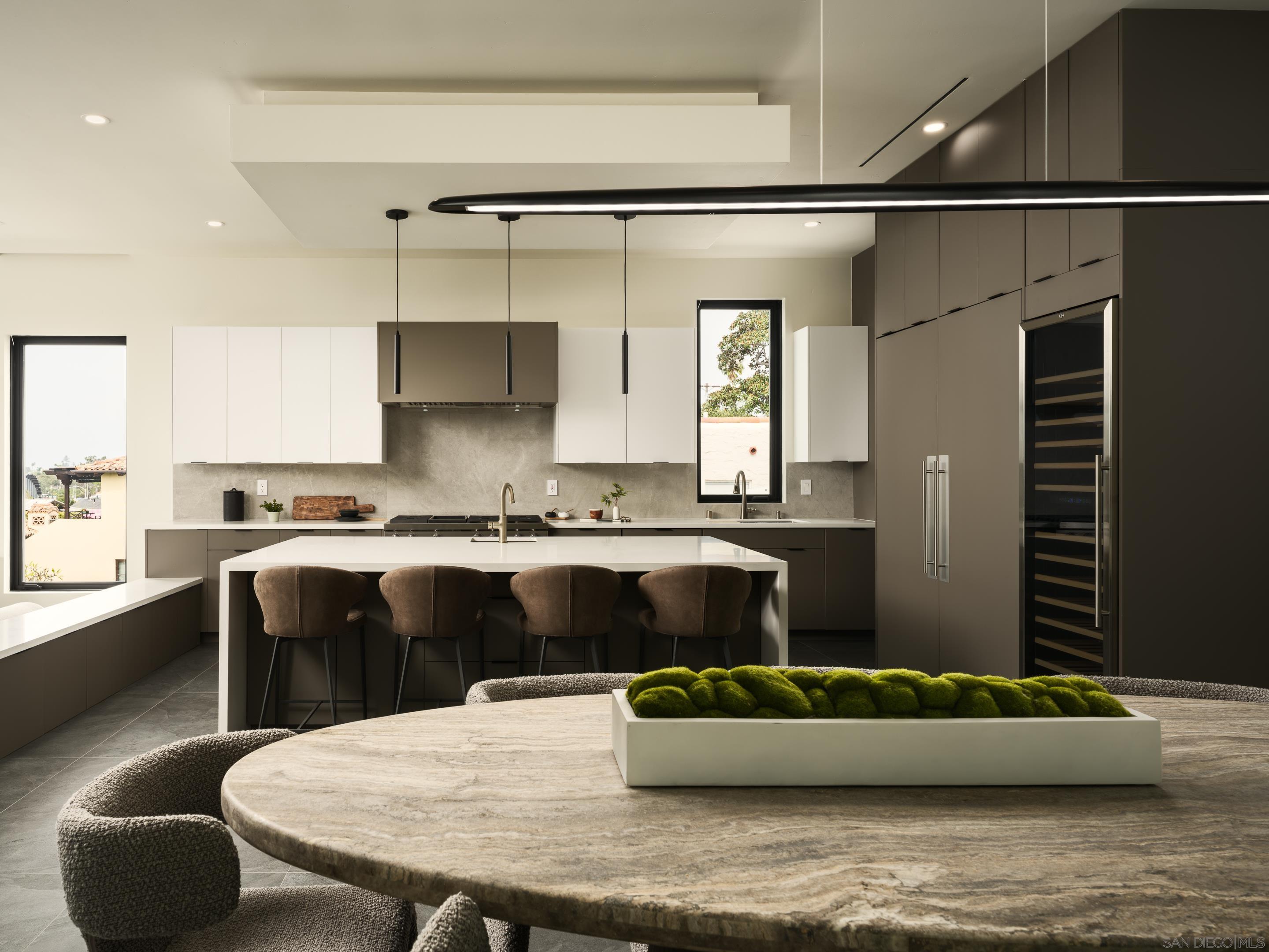 Detail Gallery Image 9 of 43 For 147 S Rios Ave, Solana Beach,  CA 92075 - 6 Beds | 6/2 Baths