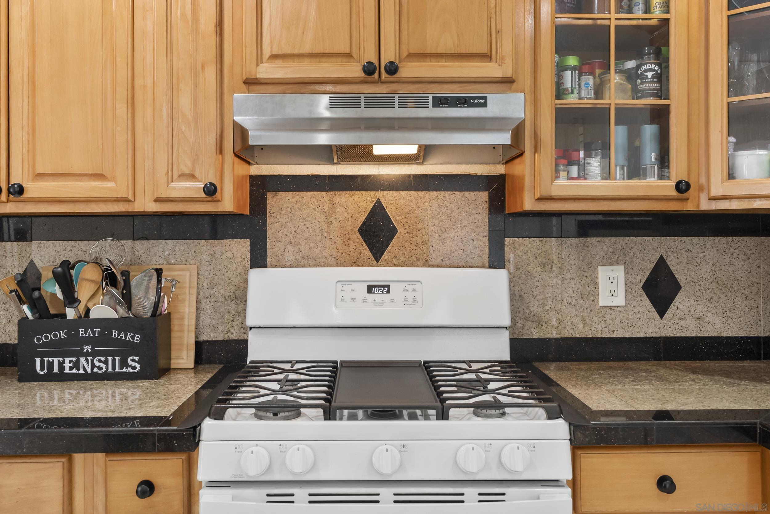 Detail Gallery Image 17 of 35 For 3746  Harding Ave, San Diego,  CA 92113 - 3 Beds | 3 Baths