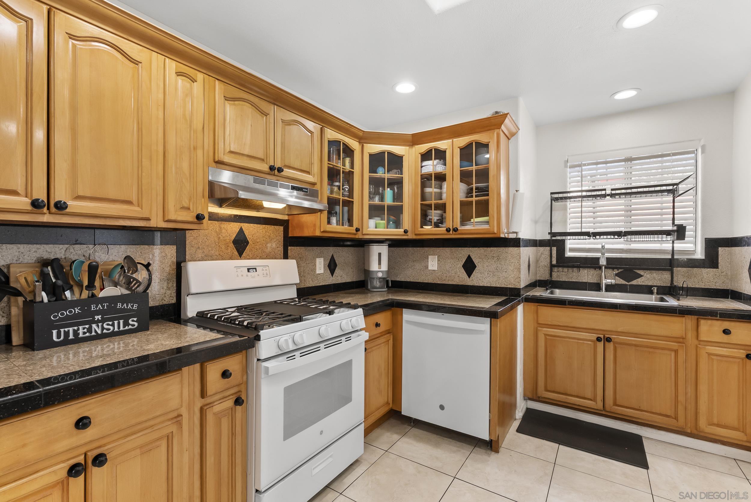 Detail Gallery Image 18 of 35 For 3746  Harding Ave, San Diego,  CA 92113 - 3 Beds | 3 Baths