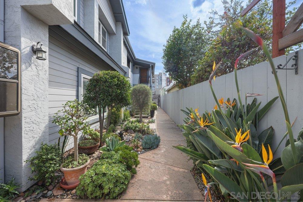 Detail Gallery Image 3 of 20 For 1009  Essex St.  #6,  San Diego,  CA 92103 - 2 Beds | 2 Baths