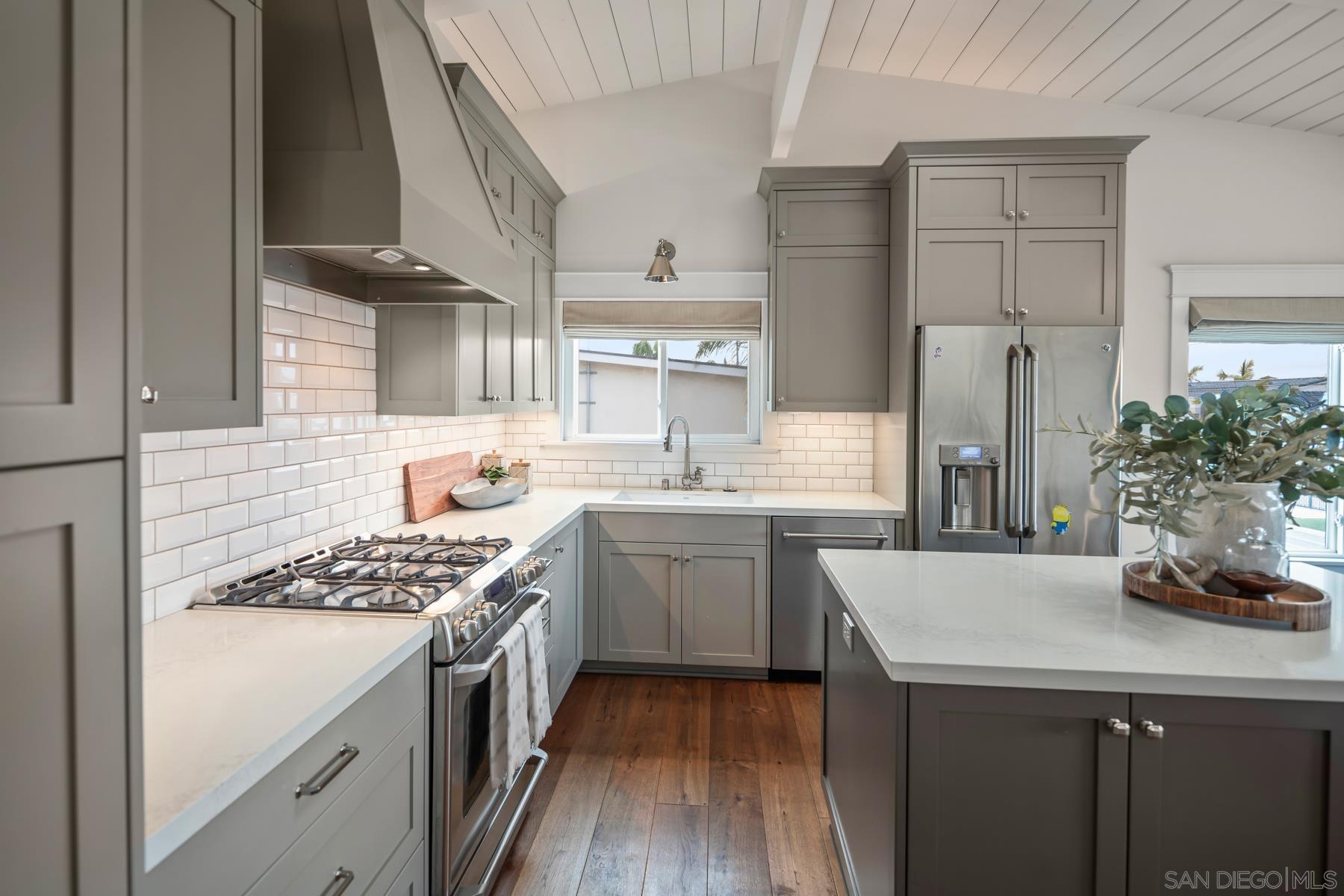 Detail Gallery Image 16 of 38 For 420  1st St, Coronado,  CA 92118 - 3 Beds | 3 Baths