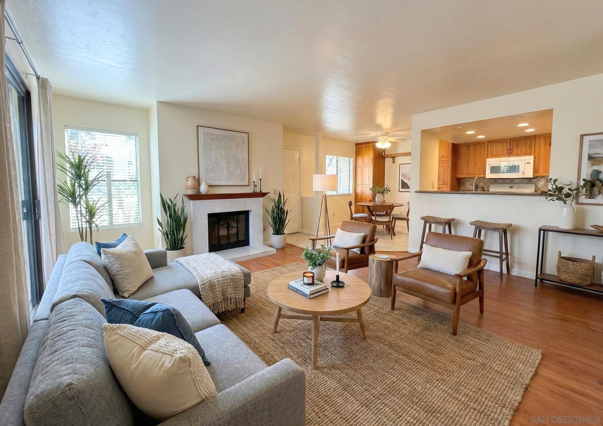 Detail Gallery Image 4 of 28 For 9392  Twin Trails Dr  105, San Diego,  CA 92129 - 2 Beds | 2 Baths