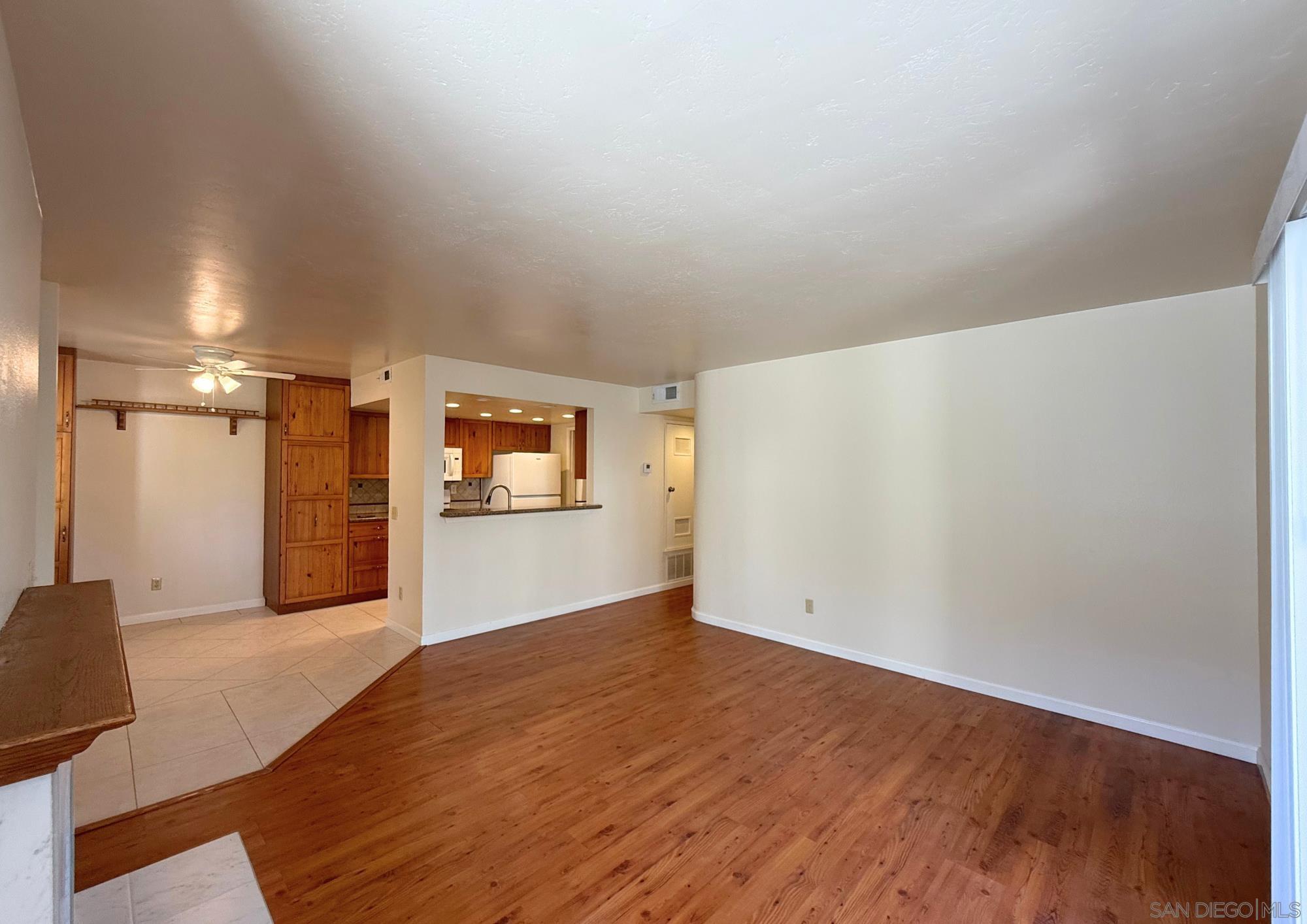 Detail Gallery Image 5 of 28 For 9392  Twin Trails Dr  105, San Diego,  CA 92129 - 2 Beds | 2 Baths