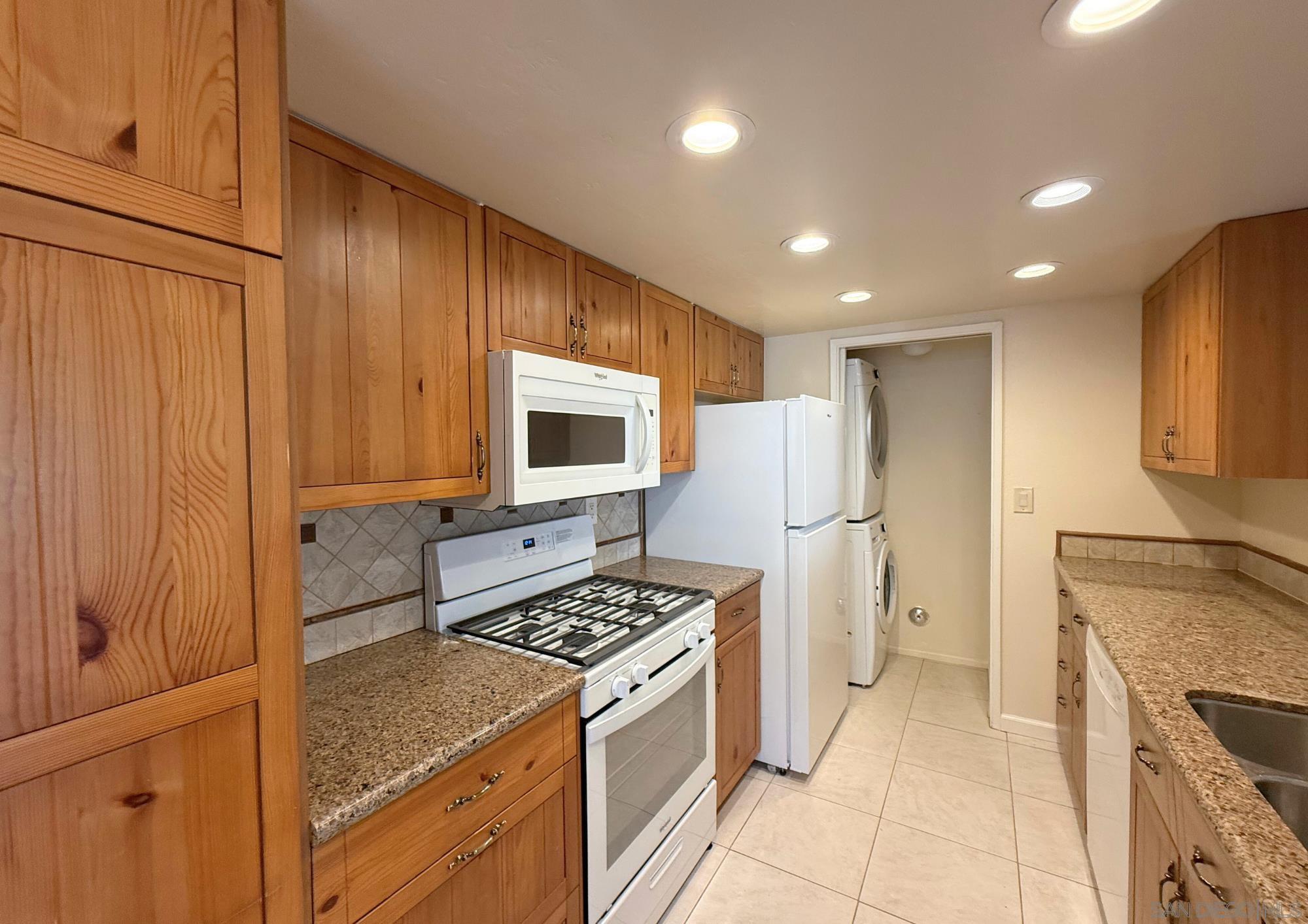 Detail Gallery Image 7 of 28 For 9392  Twin Trails Dr  105, San Diego,  CA 92129 - 2 Beds | 2 Baths