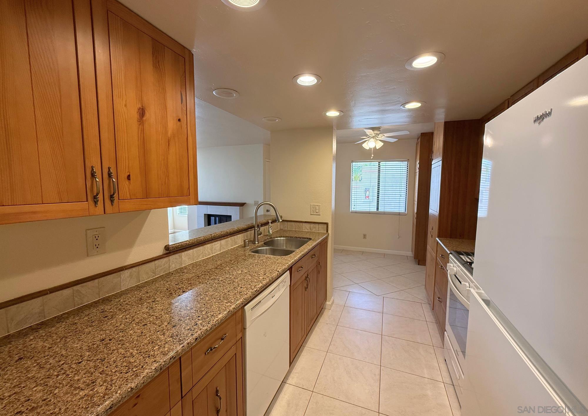 Detail Gallery Image 8 of 28 For 9392  Twin Trails Dr  105, San Diego,  CA 92129 - 2 Beds | 2 Baths