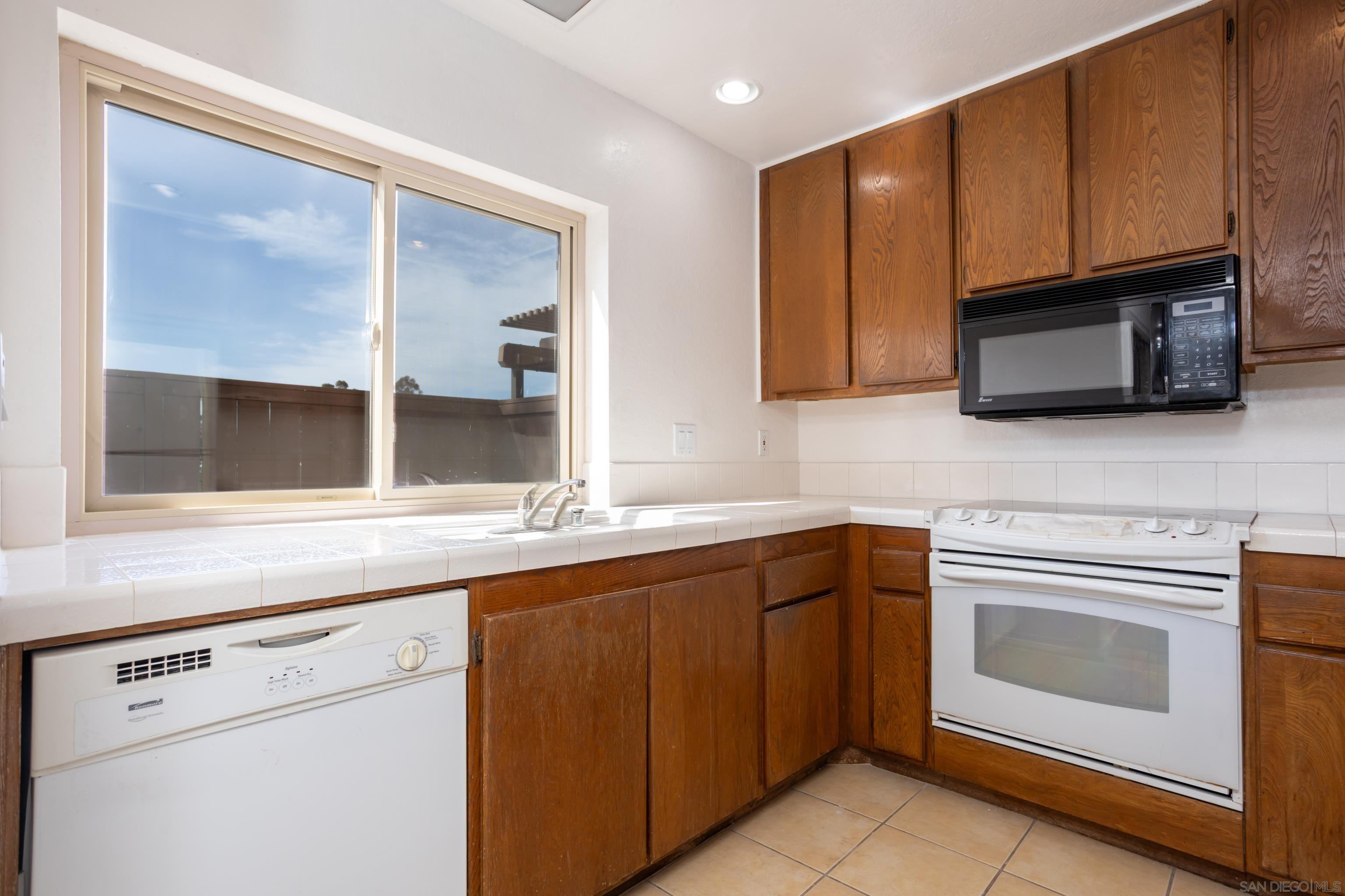 Detail Gallery Image 5 of 11 For 9744  Caminito Doha, San Diego,  CA 92131 - 2 Beds | 2/1 Baths