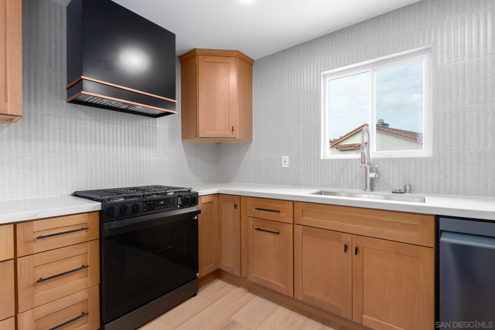 Detail Gallery Image 10 of 60 For 361 E Indian Rock Rd, Vista,  CA 92084 - 4 Beds | 3 Baths