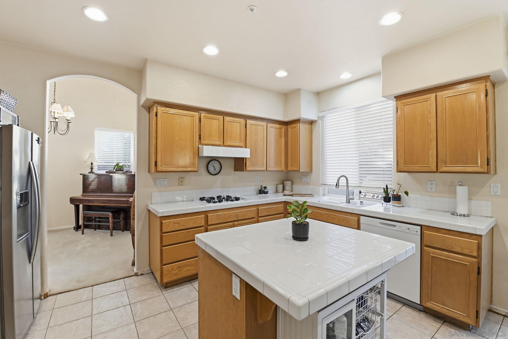 Detail Gallery Image 3 of 36 For 10836  Stoney Creek Ct, Santee,  CA 92071 - 4 Beds | 2/1 Baths