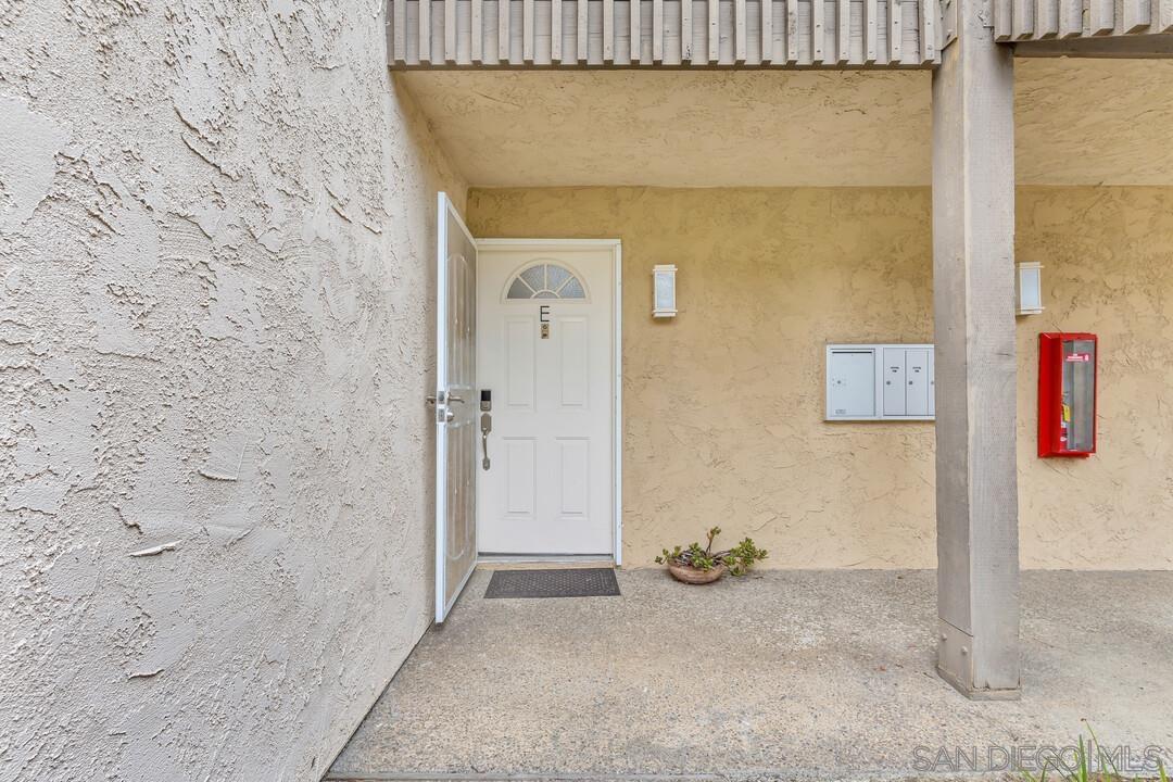 Detail Gallery Image 2 of 28 For 8640  via Mallorca  E, La Jolla,  CA 92037 - 1 Beds | 1 Baths