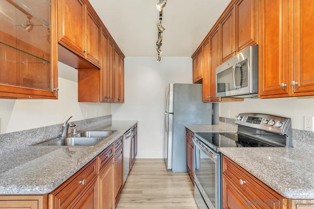 Detail Gallery Image 3 of 28 For 8640  via Mallorca  E, La Jolla,  CA 92037 - 1 Beds | 1 Baths