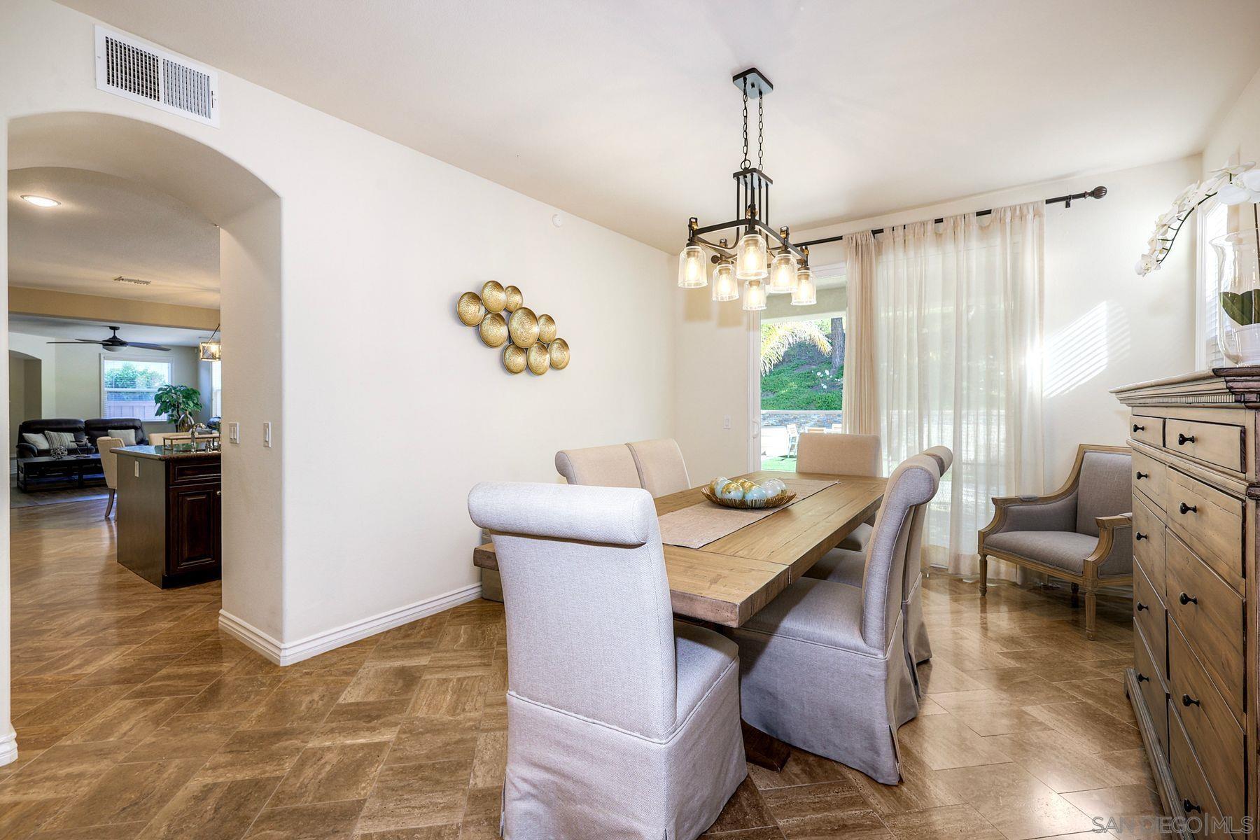 Detail Gallery Image 11 of 40 For 993  Hawthorne Creek Dr, Chula Vista,  CA 91914 - 6 Beds | 5 Baths