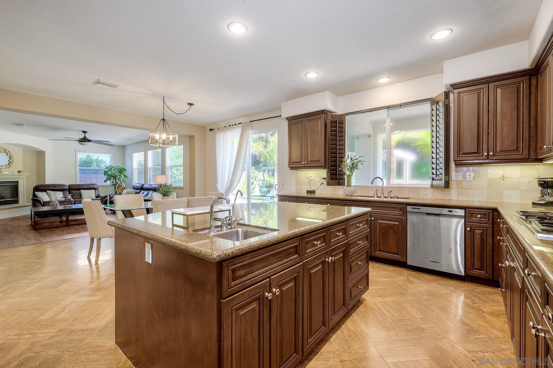 Detail Gallery Image 12 of 40 For 993  Hawthorne Creek Dr, Chula Vista,  CA 91914 - 6 Beds | 5 Baths