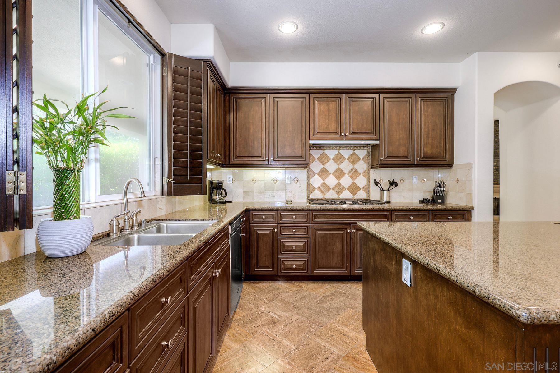 Detail Gallery Image 13 of 40 For 993  Hawthorne Creek Dr, Chula Vista,  CA 91914 - 6 Beds | 5 Baths