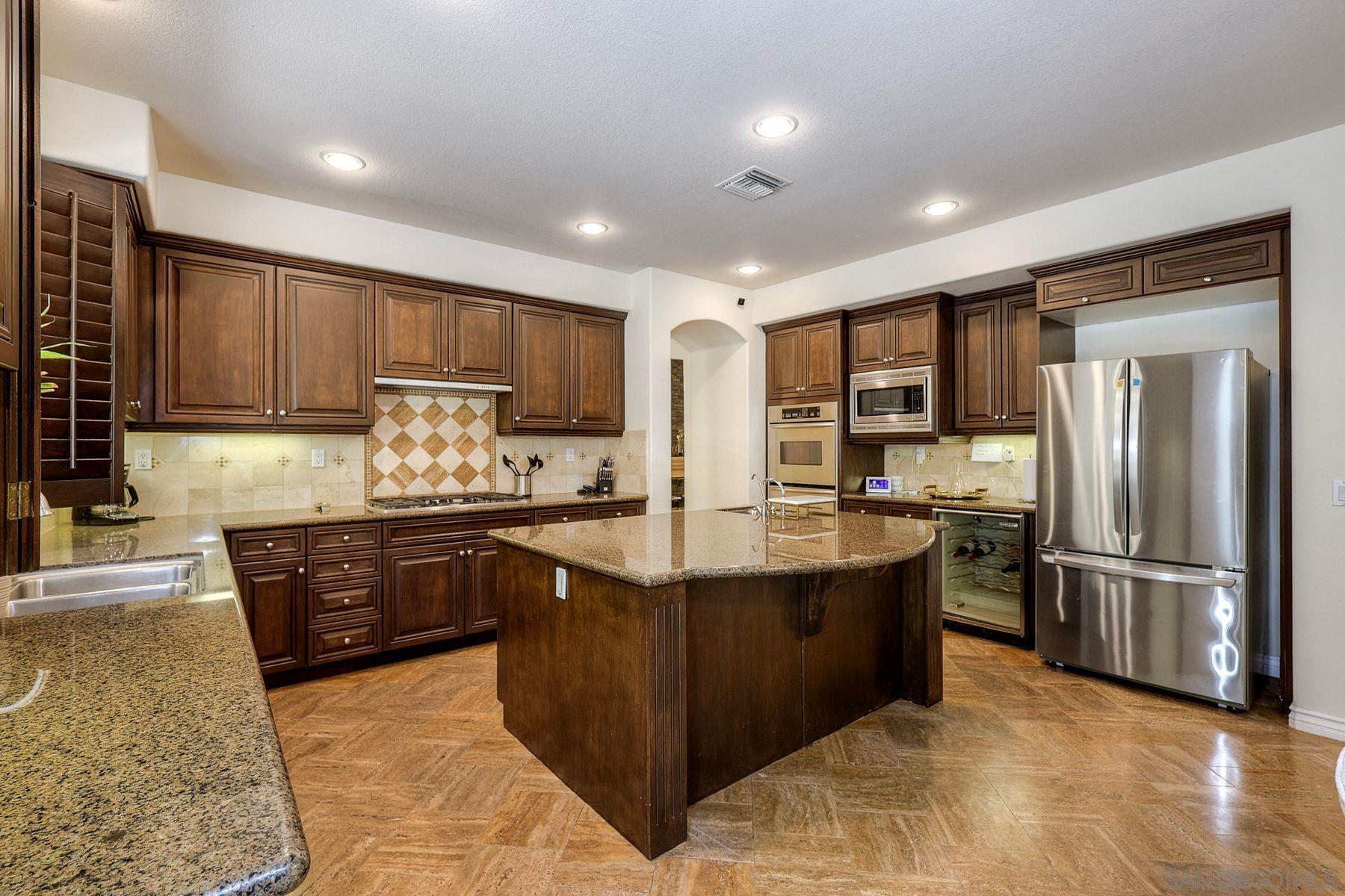 Detail Gallery Image 14 of 40 For 993  Hawthorne Creek Dr, Chula Vista,  CA 91914 - 6 Beds | 5 Baths