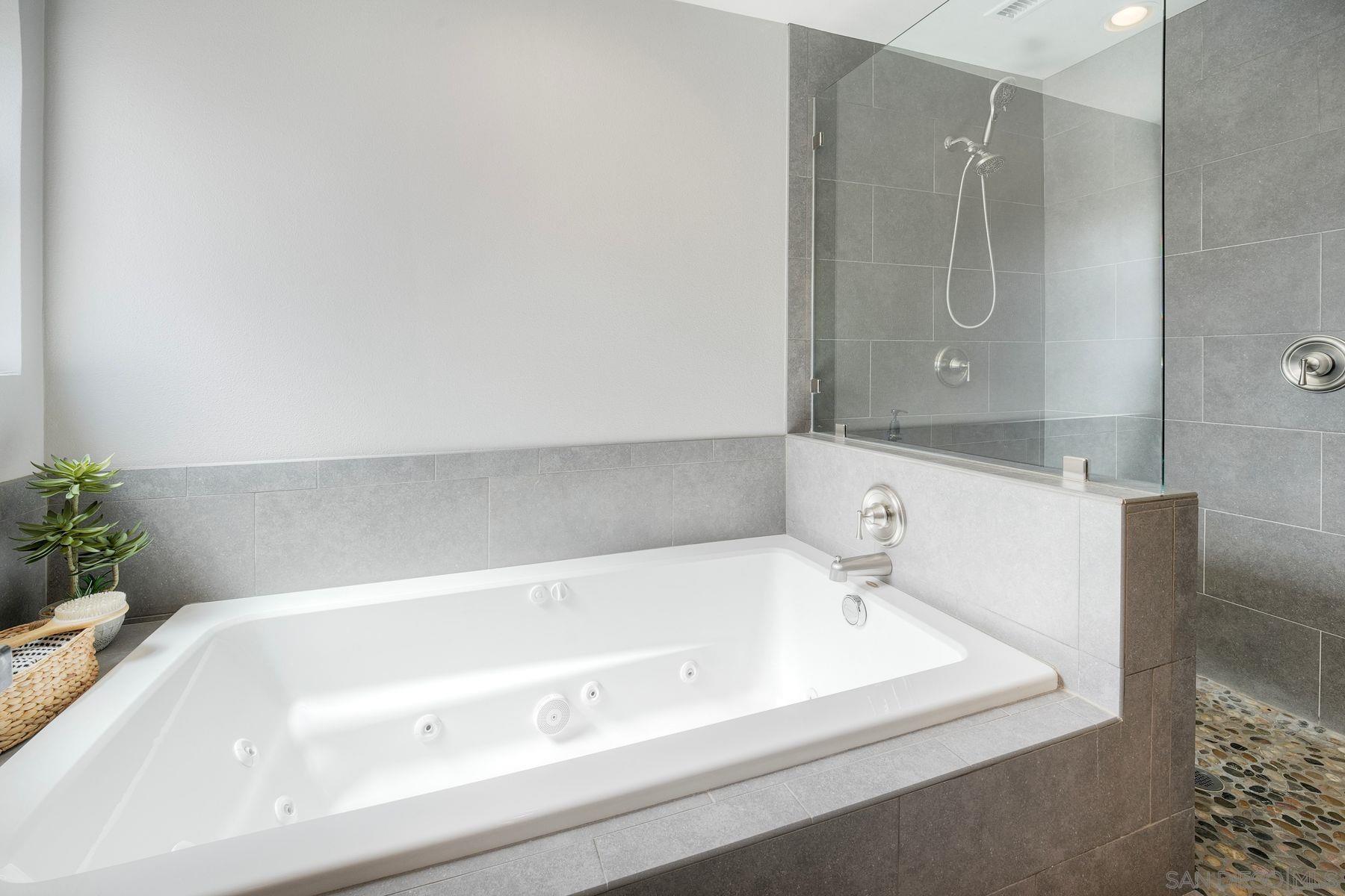 Detail Gallery Image 16 of 59 For 17240  Cuvee Ct, Poway,  CA 92064 - 3 Beds | 2 Baths