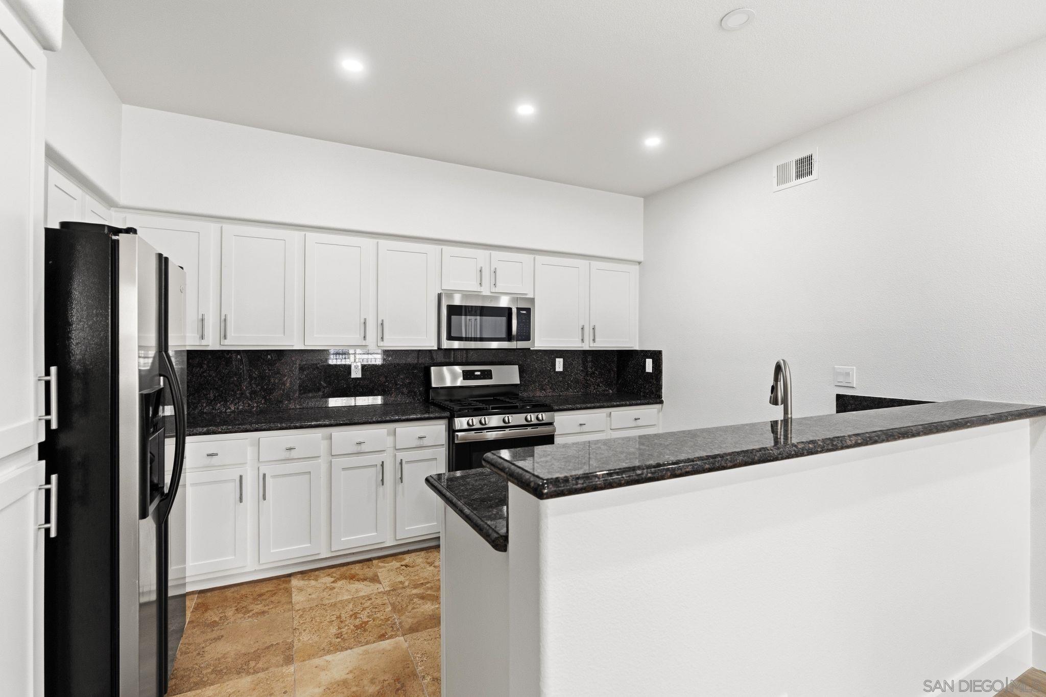 Detail Gallery Image 4 of 18 For 12372  Carmel Country Road  #206,  San Diego,  CA 92130 - 2 Beds | 2 Baths